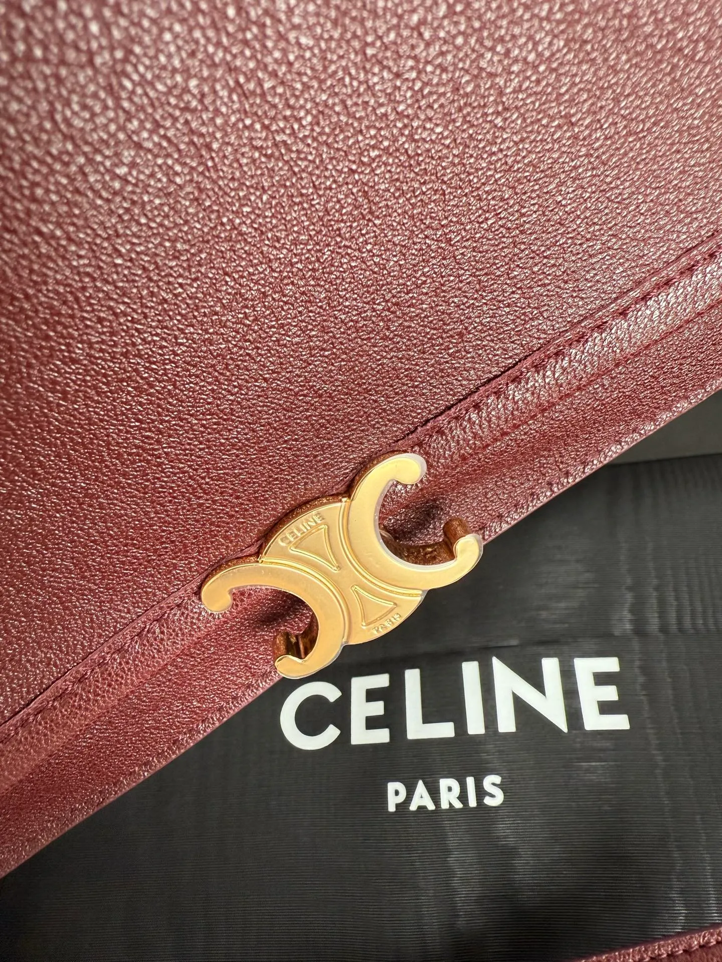 p1900 CELINE Besace Relaxed large bag🖤 Soft Triomphe Besace ~ A large bag that can be relaxed at any time. It is still cool in black [kiss an R] Fashionable black gold refreshes the perception of the weight of large bags☁️ Shiny lambskin The material is light and this piece is very stable [see R] ▪️Size (35x25x13cm)🖤 Model: 123632