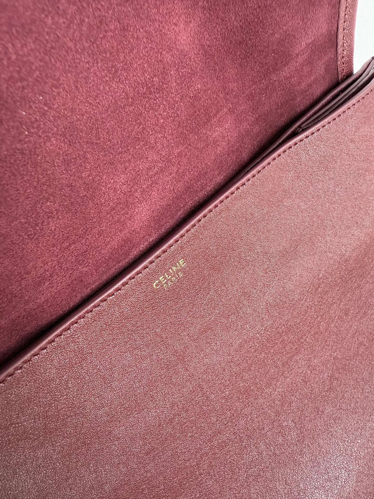 p1900 CELINE Besace Relaxed large bag🖤 Soft Triomphe Besace ~ A large bag that can be relaxed at any time. It is still cool in black [kiss an R] Fashionable black gold refreshes the perception of the weight of large bags☁️ Shiny lambskin The material is light and this piece is very stable [see R] ▪️Size (35x25x13cm)🖤 Model: 123632