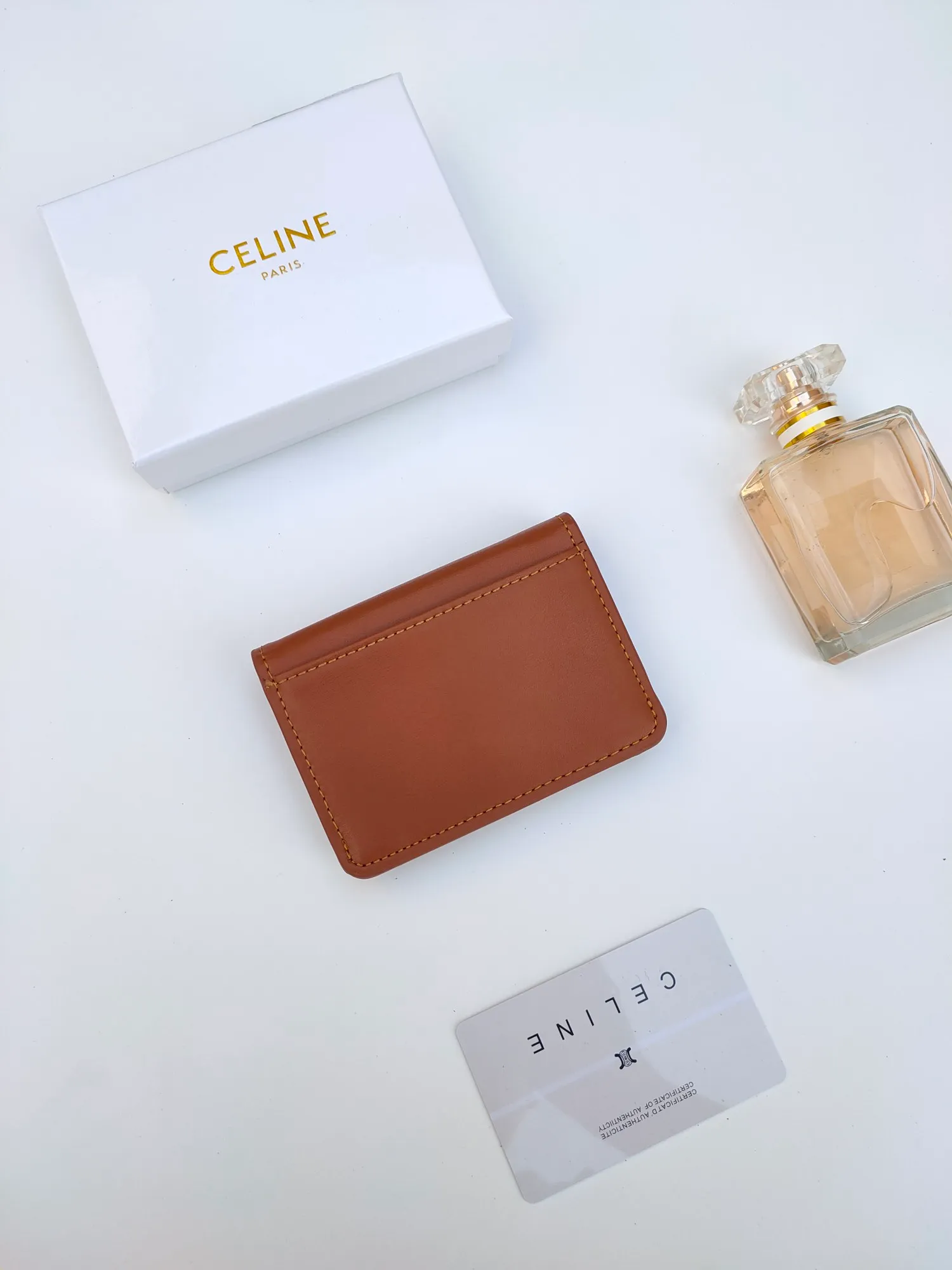 ￥110 CELINE’s latest TRIOMPHE leather flip card holder, gold finish, snap button closure, model number: 101583, size: 10.5*7cm