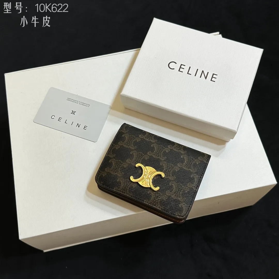 💰150 💎Top quality 💕 𝗖𝗘𝗟𝗜𝗡𝗘 | 𝗧𝗥𝗜𝗢𝗠𝗣𝗛𝗘 Arc de Triomphe short wallet 💕 Full calf leather inside and outside New product launched🅰️🅰️ Pure steel Arc de Triomphe snap-open short wallet Celine's new short Arc de Triomphe hardware buckle wallet. This design is super beautiful, simple and elegant, mini exquisite size, easy to take. It is not only a wallet, but also a piece of art that can be carried with you. The bold and classic Arc de Triomphe gold buckle not only leads the retro trend, but also reveals a sense of impeccable sophistication. This unique design greatly enhances the high taste of the bag holder! Inside: 1 zipper coin bag 1 banknote bag 1 flat pocket 5 card slots Style number: 10K622 Size: 11x3x9 ​​(with original box)