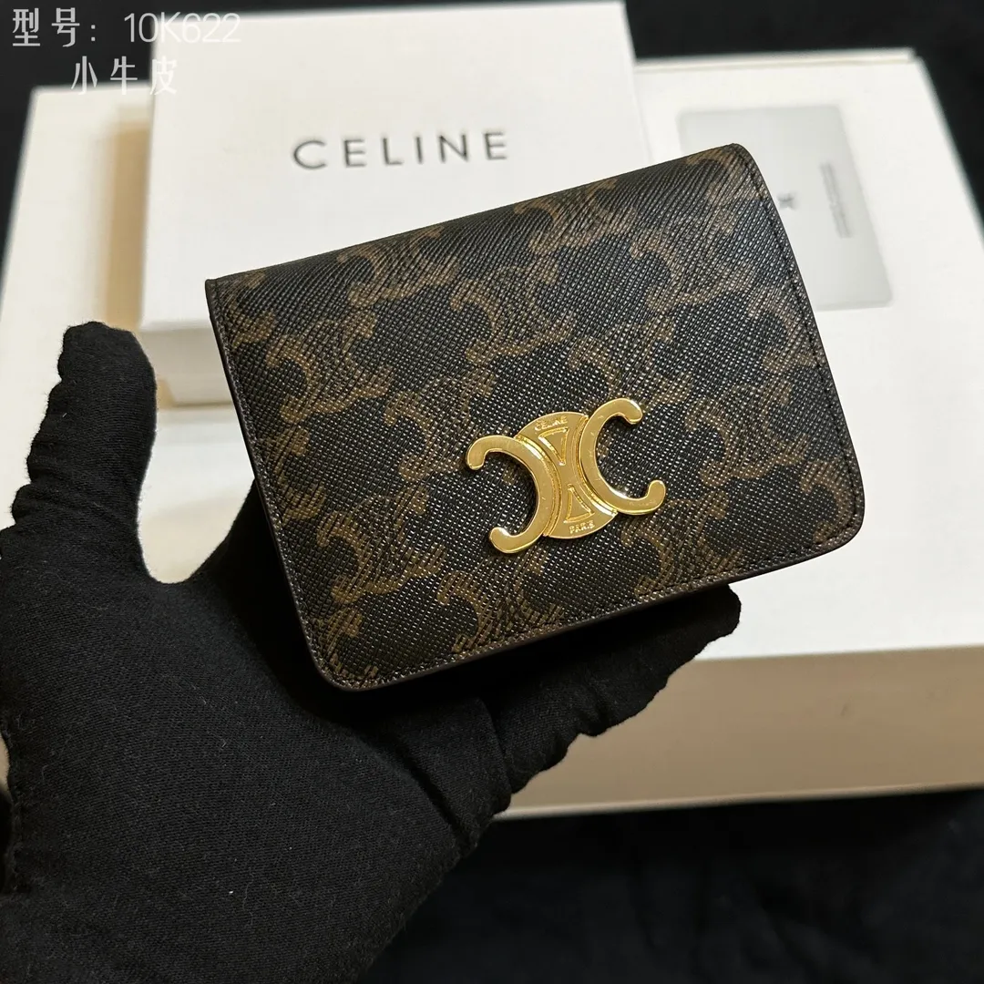 💰150 💎Top quality 💕 𝗖𝗘𝗟𝗜𝗡𝗘 | 𝗧𝗥𝗜𝗢𝗠𝗣𝗛𝗘 Arc de Triomphe short wallet 💕 Full calf leather inside and outside New product launched🅰️🅰️ Pure steel Arc de Triomphe snap-open short wallet Celine's new short Arc de Triomphe hardware buckle wallet. This design is super beautiful, simple and elegant, mini exquisite size, easy to take. It is not only a wallet, but also a piece of art that can be carried with you. The bold and classic Arc de Triomphe gold buckle not only leads the retro trend, but also reveals a sense of impeccable sophistication. This unique design greatly enhances the high taste of the bag holder! Inside: 1 zipper coin bag 1 banknote bag 1 flat pocket 5 card slots Style number: 10K622 Size: 11x3x9 ​​(with original box)