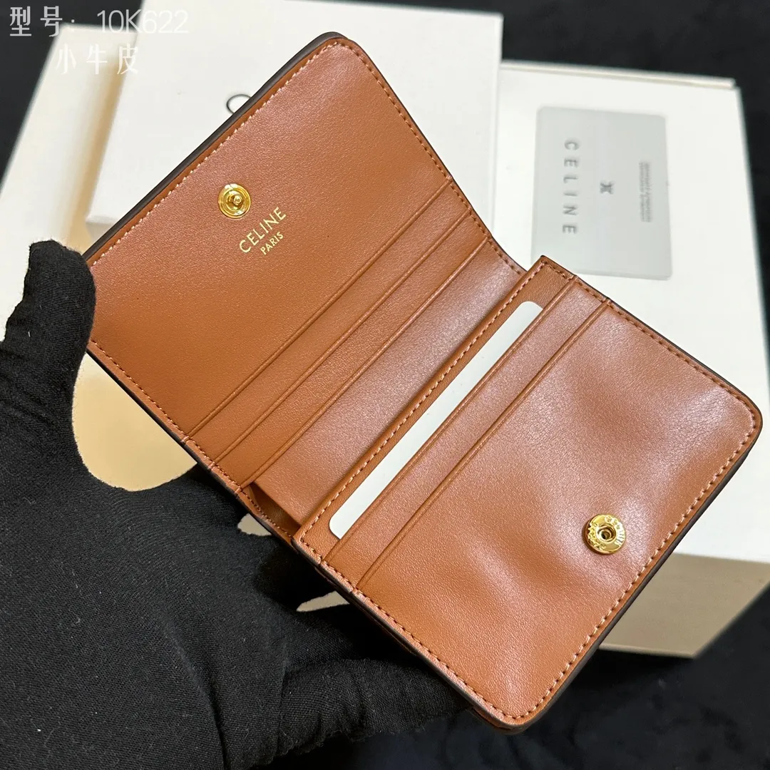 💰150 💎Top quality 💕 𝗖𝗘𝗟𝗜𝗡𝗘 | 𝗧𝗥𝗜𝗢𝗠𝗣𝗛𝗘 Arc de Triomphe short wallet 💕 Full calf leather inside and outside New product launched🅰️🅰️ Pure steel Arc de Triomphe snap-open short wallet Celine's new short Arc de Triomphe hardware buckle wallet. This design is super beautiful, simple and elegant, mini exquisite size, easy to take. It is not only a wallet, but also a piece of art that can be carried with you. The bold and classic Arc de Triomphe gold buckle not only leads the retro trend, but also reveals a sense of impeccable sophistication. This unique design greatly enhances the high taste of the bag holder! Inside: 1 zipper coin bag 1 banknote bag 1 flat pocket 5 card slots Style number: 10K622 Size: 11x3x9 ​​(with original box)