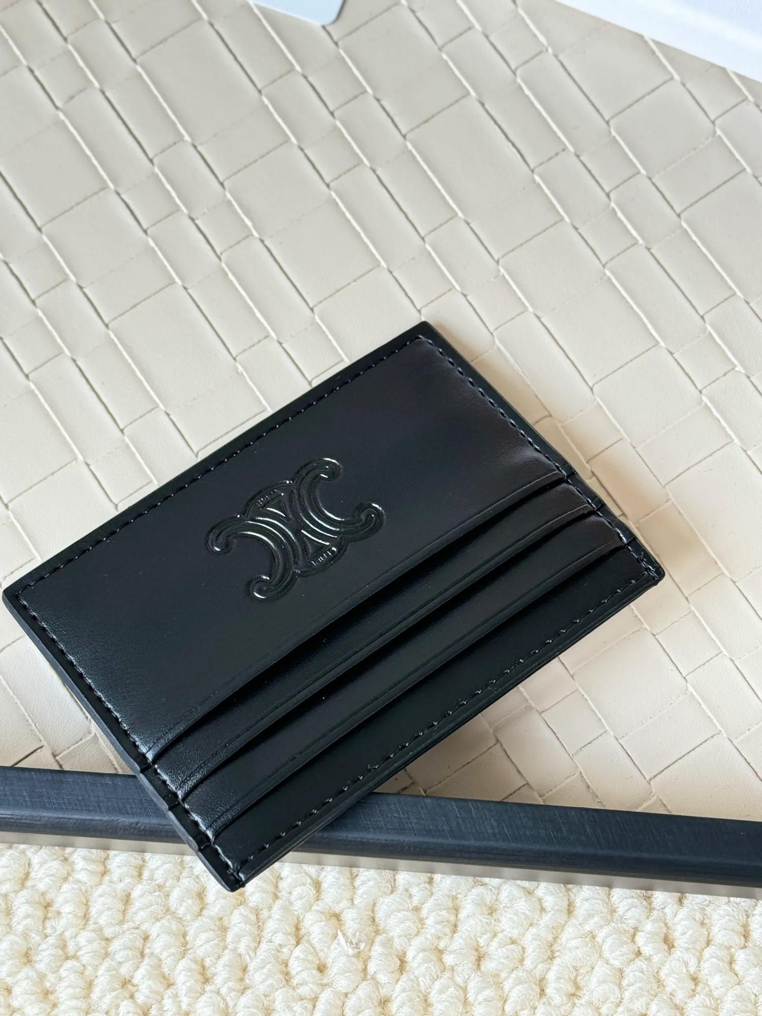 💰100 super mini card holder CELINE's new embossed logo card holder, made of first-layer cowhide, two card slots + one middle pocket Style number: 10L833 Size: 10.5×7cm