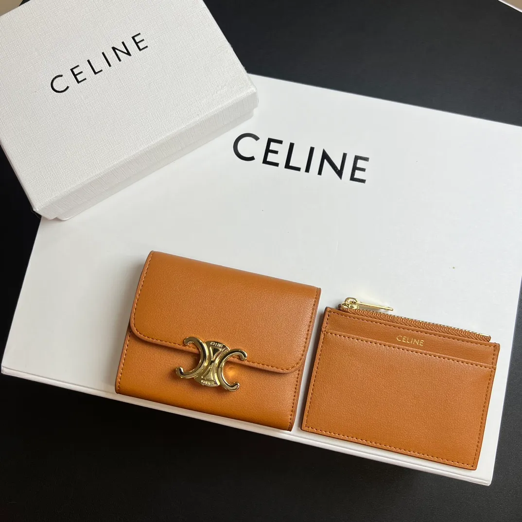 💰150 💎Top quality 🇫🇷 Brown💓 𝗖𝗘𝗟𝗜𝗡𝗘 Arc de Triomphe wallet 2-in-1, full calfskin, second layer leather, non-transferable ‼ ️ Celine’s new glossy cow leather short coin purse ❤️ TRIOMPHE metallic snaps A small item that enhances taste, a classic and popular model. It is good-looking and easy to use. It is small and portable. All kinds of bank cards and ID documents are easy to throw around. You no longer have to worry about not being able to find it. It is a daily essential item. 5 card slots, 1 banknote slot, 1 detachable card pocket. It is really full of everything even though it is small~ The wallet can be used for a long time without losing any money. The high-end packaging also gives you face, so go ahead. Model: 10l653DS3 / 16332 /10I653 Size: 9.5×7.5×3cm