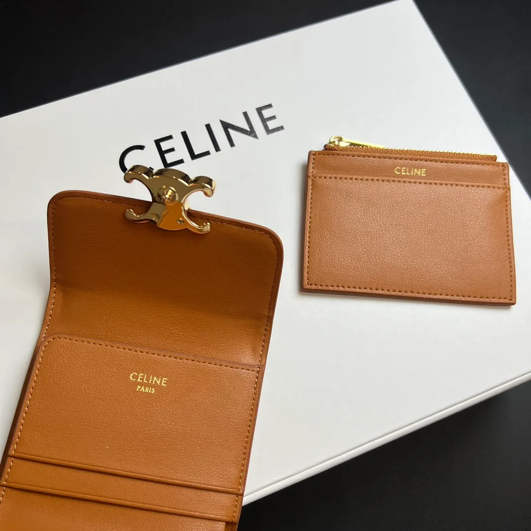 💰150 💎Top quality 🇫🇷 Brown💓 𝗖𝗘𝗟𝗜𝗡𝗘 Arc de Triomphe wallet 2-in-1, full calfskin, second layer leather, non-transferable ‼ ️ Celine’s new glossy cow leather short coin purse ❤️ TRIOMPHE metallic snaps A small item that enhances taste, a classic and popular model. It is good-looking and easy to use. It is small and portable. All kinds of bank cards and ID documents are easy to throw around. You no longer have to worry about not being able to find it. It is a daily essential item. 5 card slots, 1 banknote slot, 1 detachable card pocket. It is really full of everything even though it is small~ The wallet can be used for a long time without losing any money. The high-end packaging also gives you face, so go ahead. Model: 10l653DS3 / 16332 /10I653 Size: 9.5×7.5×3cm