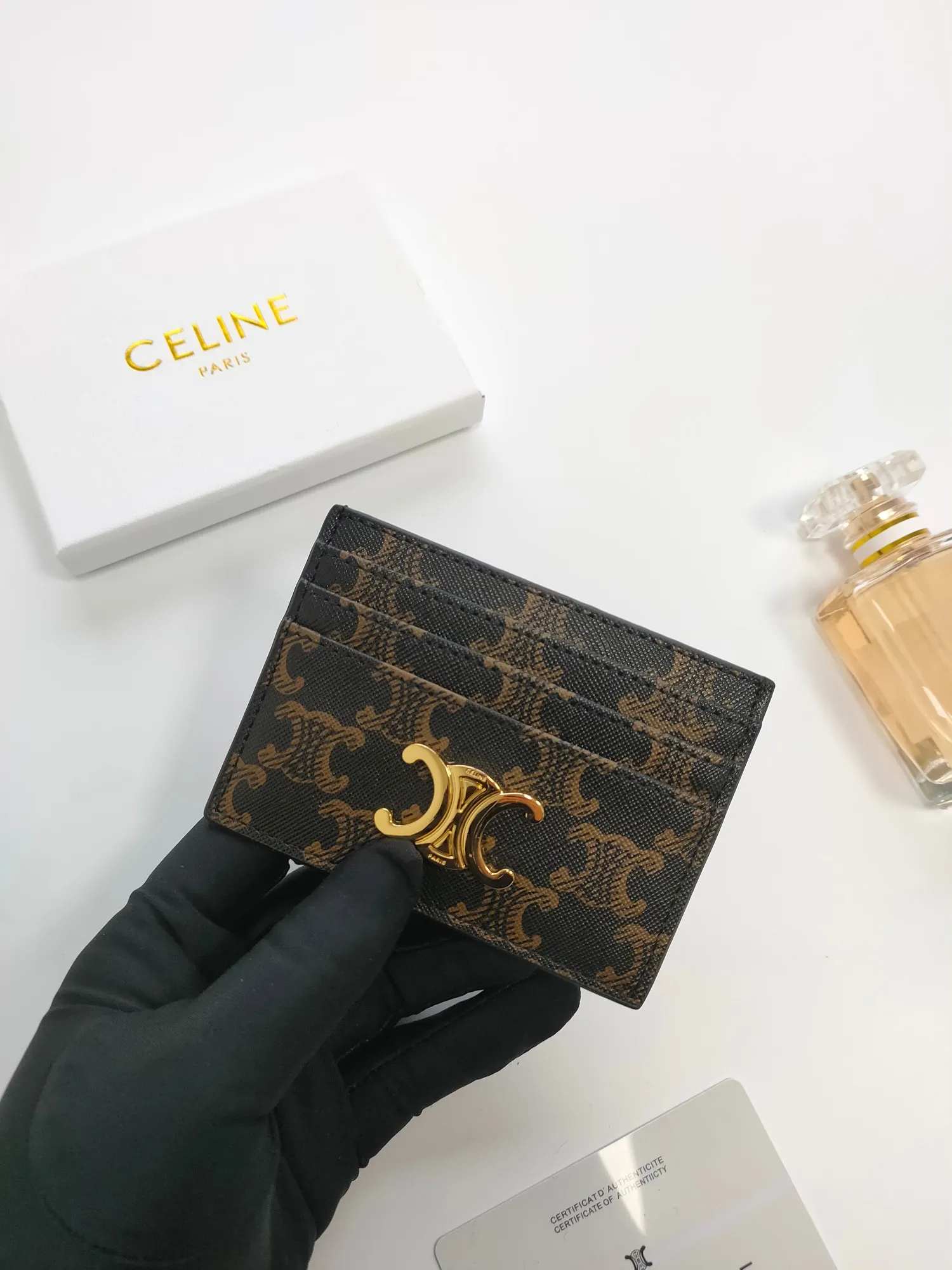 💰90💰CELINE's new embossed logo card holder, made of first-layer cowhide, two card slots + one middle pocket Style number: 10L833 Size: 10.5×7cm