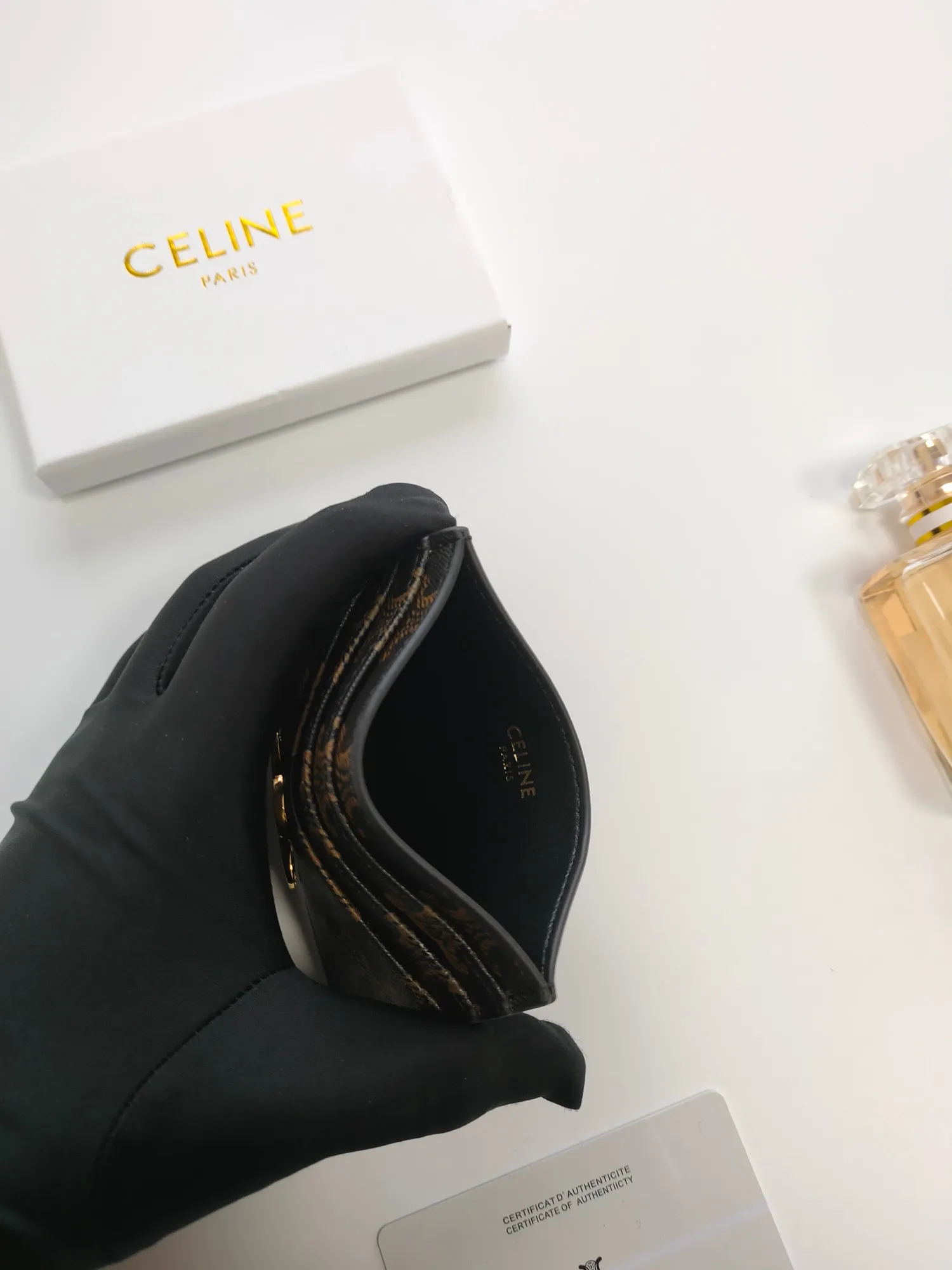 💰90💰CELINE's new embossed logo card holder, made of first-layer cowhide, two card slots + one middle pocket Style number: 10L833 Size: 10.5×7cm