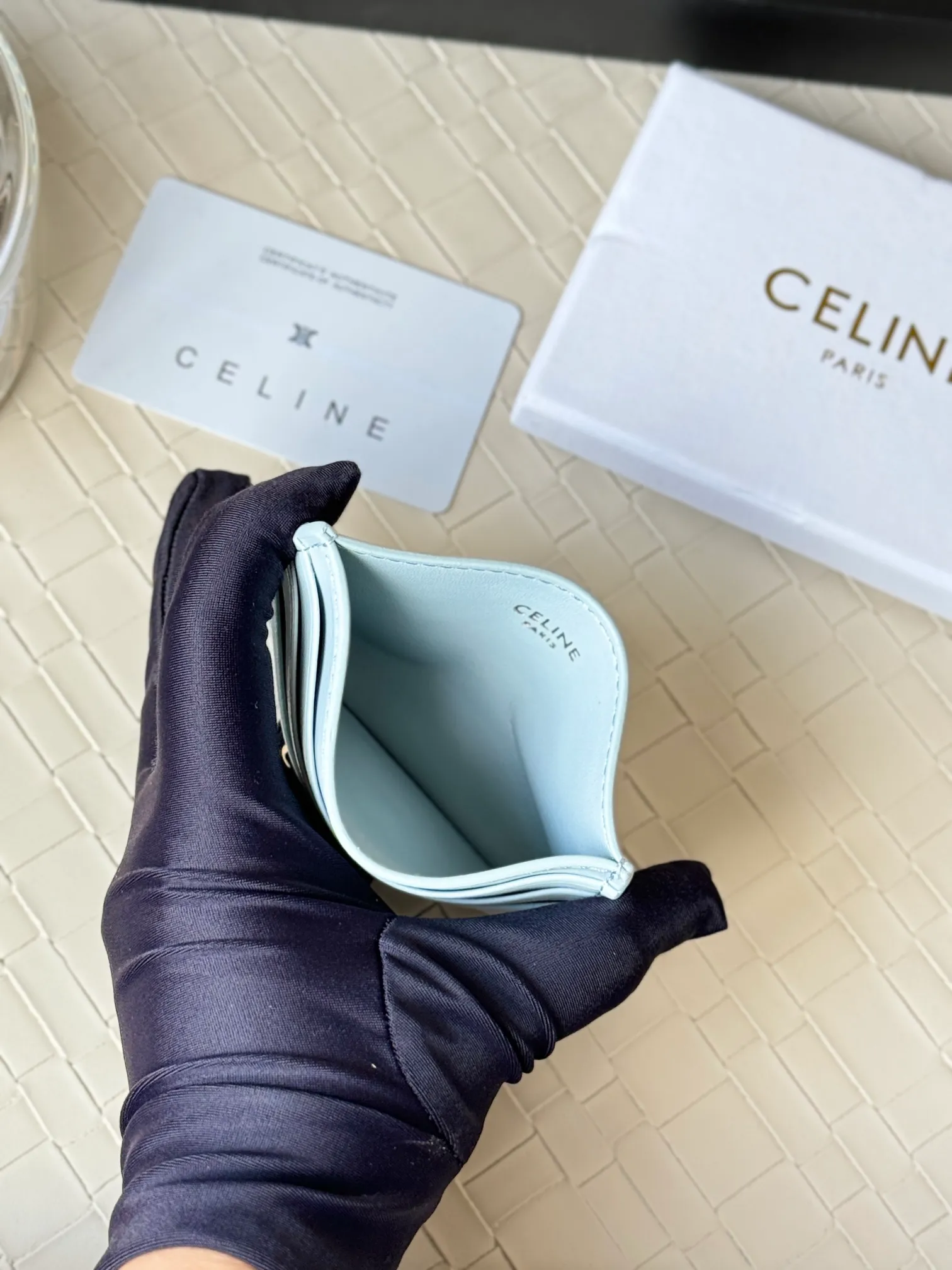 💰100 super mini card holder CELINE's new embossed logo card holder, made of first-layer cowhide, two card slots + one middle pocket Style number: 10L833 Size: 10.5×7cm