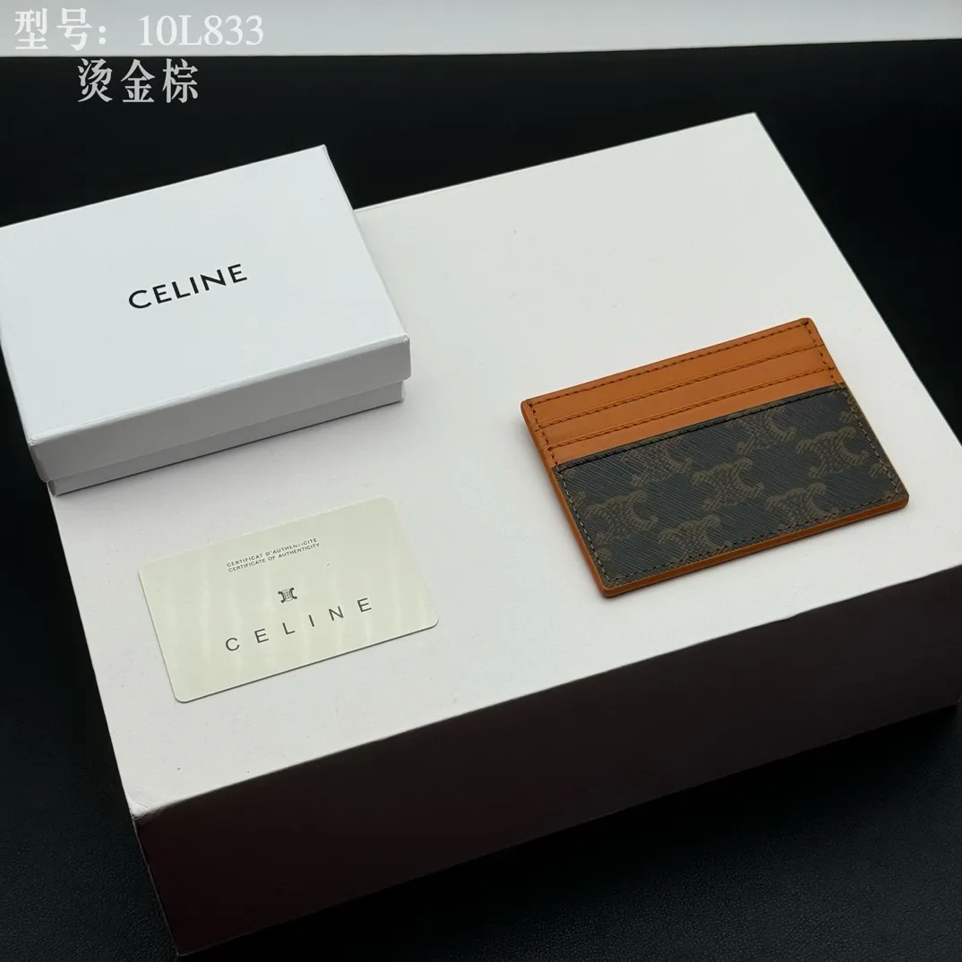 💰90 💎Top quality high version calf leather 💌 𝗖𝗘𝗟𝗜𝗡𝗘 | 𝗧𝗥𝗜𝗢𝗠𝗣𝗛𝗘 Arc de Triomphe small card holder 〰️ Celine's new embossed logo card holder, made of first-layer cowhide, two card slots + one middle pocket. Style number: 10L833 Size: 10.5×7cm