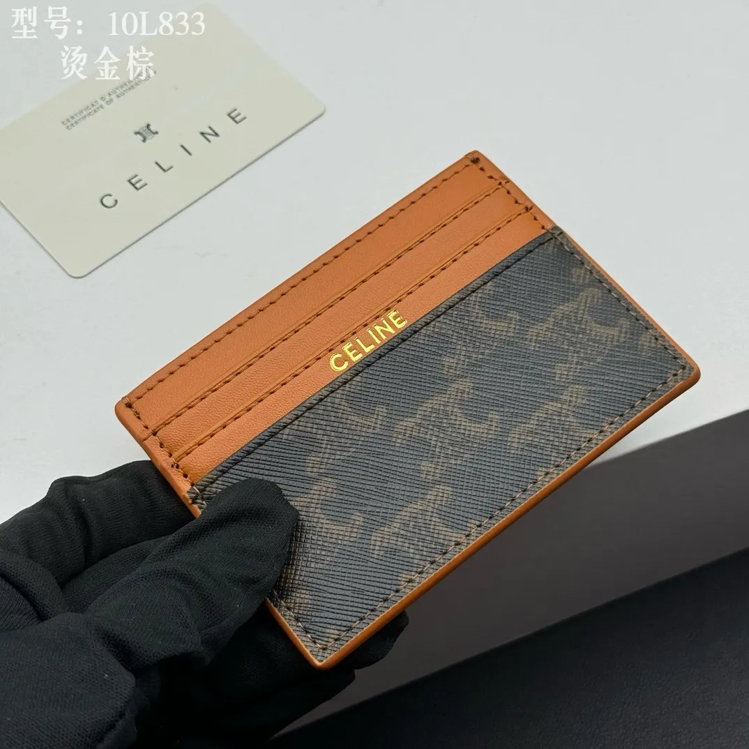 💰90 💎Top quality high version calf leather 💌 𝗖𝗘𝗟𝗜𝗡𝗘 | 𝗧𝗥𝗜𝗢𝗠𝗣𝗛𝗘 Arc de Triomphe small card holder 〰️ Celine's new embossed logo card holder, made of first-layer cowhide, two card slots + one middle pocket. Style number: 10L833 Size: 10.5×7cm