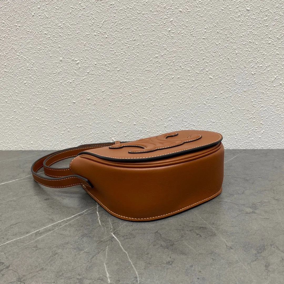 New product from C family ~ 2022 spring and summer FOLCO saddle bag. This bag is about the same size as a classic presbyopic saddle, and it has a magnetic buckle, which is very convenient to open and close. The leather is very shiny and not prone to scratches.  Continuing the design of the classic bag, changing the coated printed material to a full leather design will give it a more texture~ And the Arc de Triomphe uses three-dimensional carving technology~ It is really exquisite. The bag is very light and can hold the necessary things for girls to travel. It is super practical! Style number: 198263 Size: 18.5×8×15