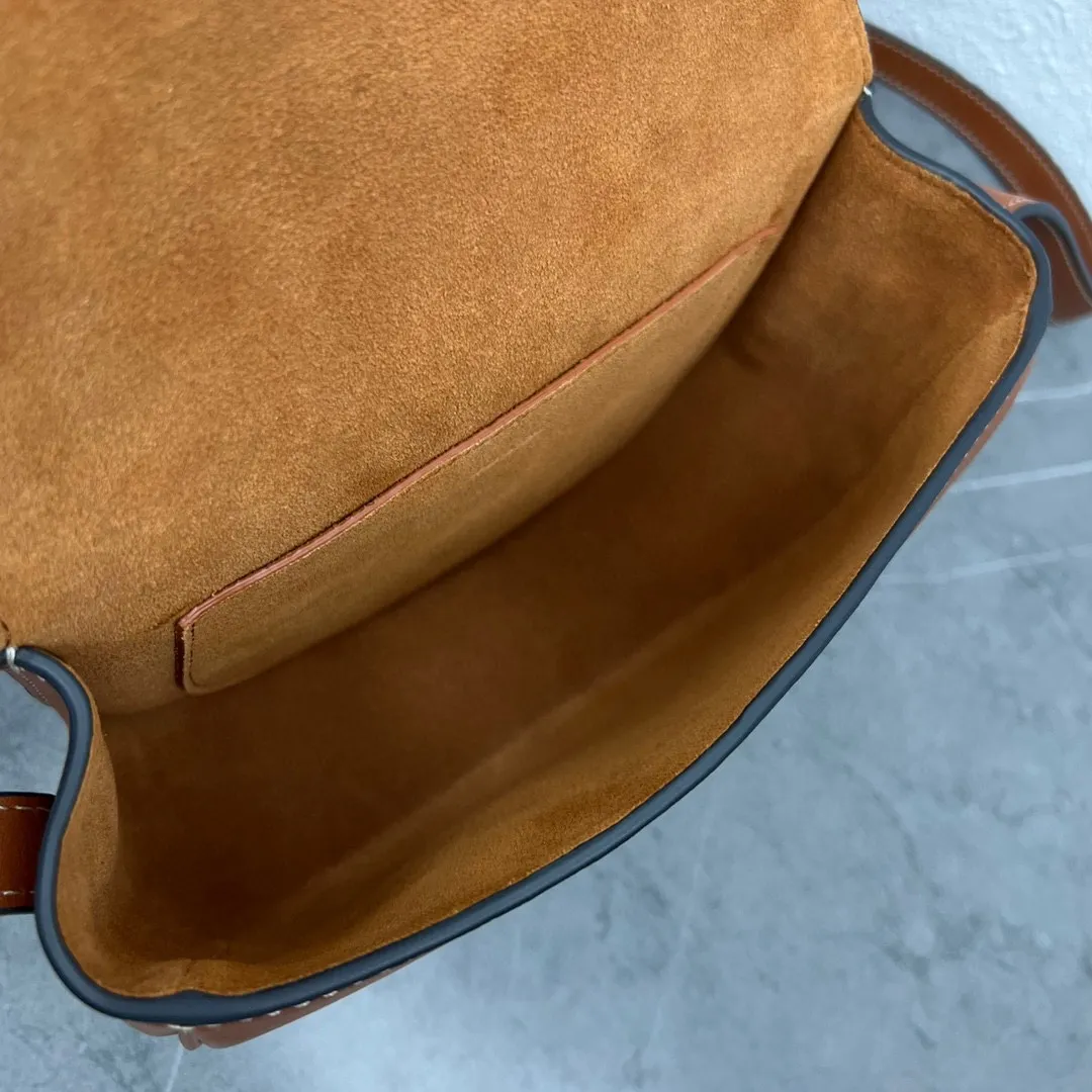 New product from C family ~ 2022 spring and summer FOLCO saddle bag. This bag is about the same size as a classic presbyopic saddle, and it has a magnetic buckle, which is very convenient to open and close. The leather is very shiny and not prone to scratches.  Continuing the design of the classic bag, changing the coated printed material to a full leather design will give it a more texture~ And the Arc de Triomphe uses three-dimensional carving technology~ It is really exquisite. The bag is very light and can hold the necessary things for girls to travel. It is super practical! Style number: 198263 Size: 18.5×8×15