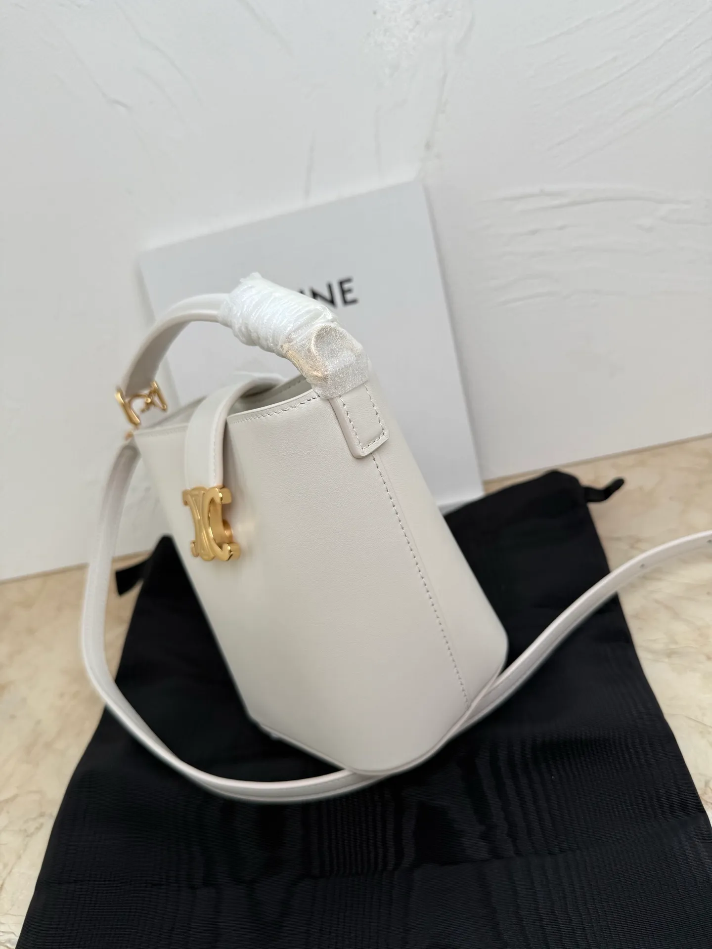p1400 mini handbag, this model can hold larger smartphone models such as PLUS 5 X 6 X 4 inches (13.5 1 detachable and adjustable shoulder strap, minimum length 17 inches (44 cm), maximum length 23 inches (59 cm) Number: 10N473GHJ.38NO