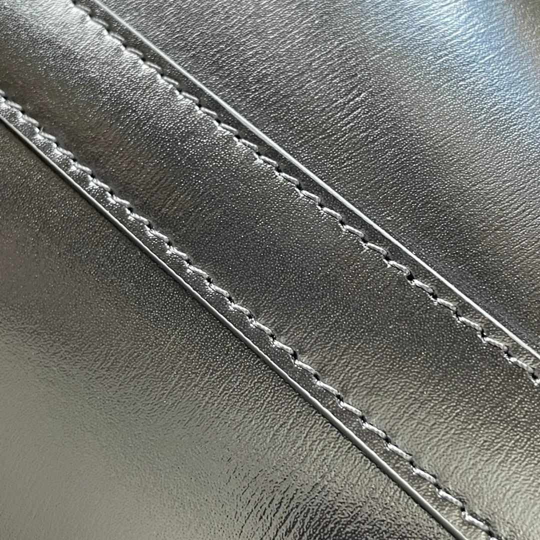 More details on the bucket bag: