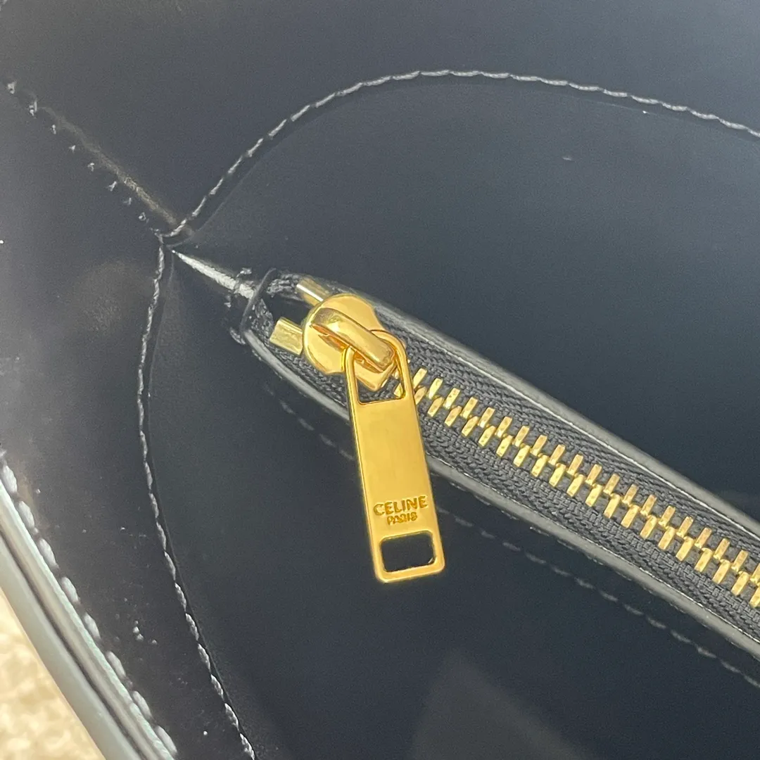 More details on the bucket bag: