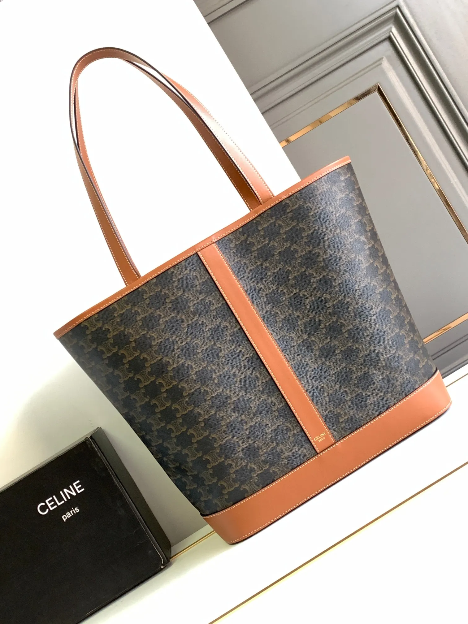 💰1440 The top product on the market CELIN_E CABAS medium logo printed cow leather handbag New product online! 💃The new CELINE hand-held tote ~ A must-have for lazy people [jumping] ~ This hand-held tote is very simple and has no liner. You can throw autumn and winter scarves in it casually. It has its own zippered inner pocket ~ The large size has more capacity than the small one 💯 CELINE's presbyopic material is very durable and resistant to scratches. It has a cotton base and a coating. It is very lightweight and has a slight waterproof function. Daily drink splashes or water stains can be gently wiped with a cotton cloth. It is a very easy-to-care material✔️ This model can fit a 14-inch laptop TRIOMPHE with an ordinary screen. CANVAS logo print, cowhide leather trim, textile lining, gold finish, shoulder and hand carry, snap button closure, 1 main compartment, 1 internal zipped pocket, handle drop 21.5 cm Dimensions: 31.5
