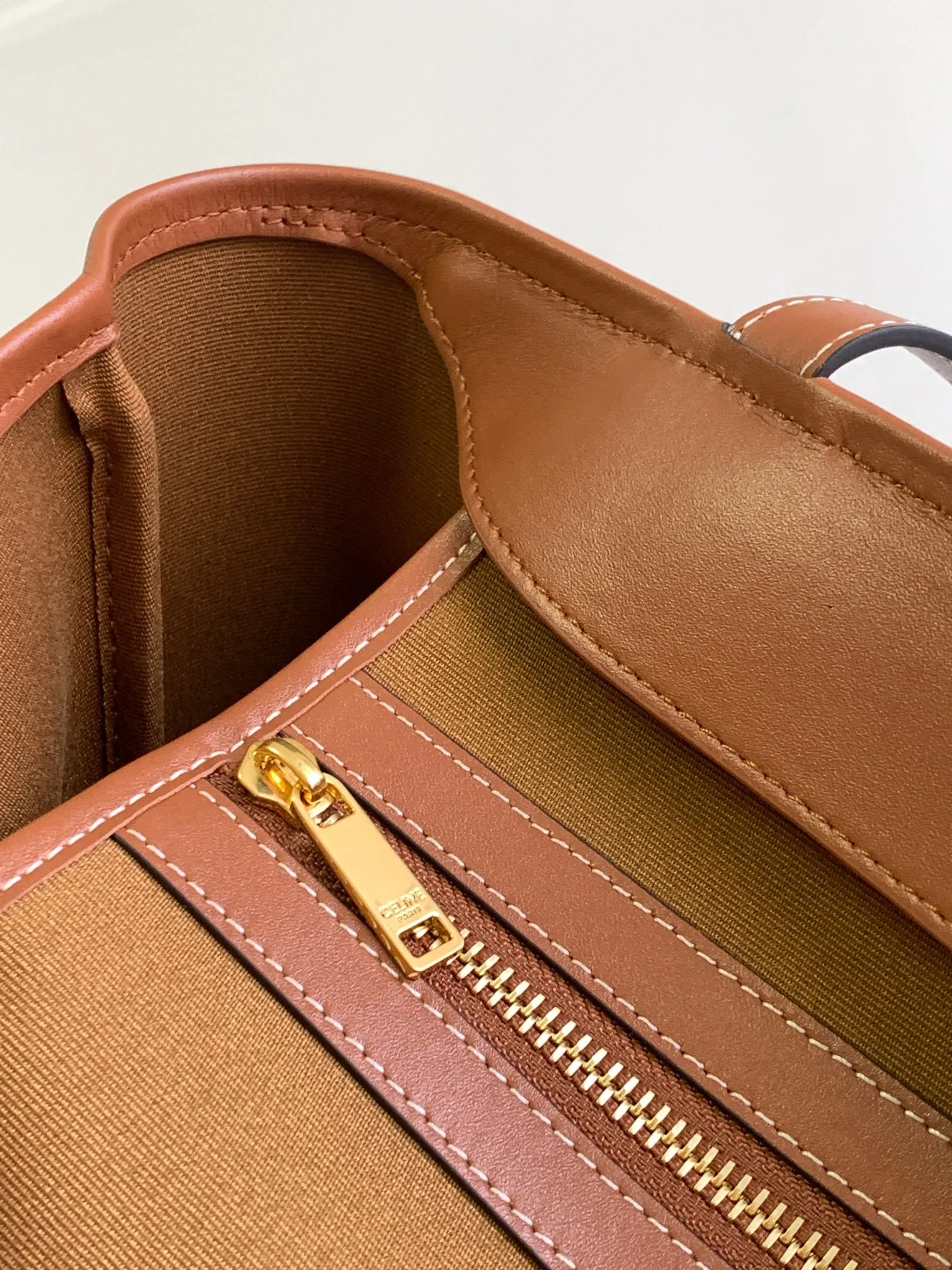💰1440 The top product on the market CELIN_E CABAS medium logo printed cow leather handbag New product online! 💃The new CELINE hand-held tote ~ A must-have for lazy people [jumping] ~ This hand-held tote is very simple and has no liner. You can throw autumn and winter scarves in it casually. It has its own zippered inner pocket ~ The large size has more capacity than the small one 💯 CELINE's presbyopic material is very durable and resistant to scratches. It has a cotton base and a coating. It is very lightweight and has a slight waterproof function. Daily drink splashes or water stains can be gently wiped with a cotton cloth. It is a very easy-to-care material✔️ This model can fit a 14-inch laptop TRIOMPHE with an ordinary screen. CANVAS logo print, cowhide leather trim, textile lining, gold finish, shoulder and hand carry, snap button closure, 1 main compartment, 1 internal zipped pocket, handle drop 21.5 cm Dimensions: 31.5