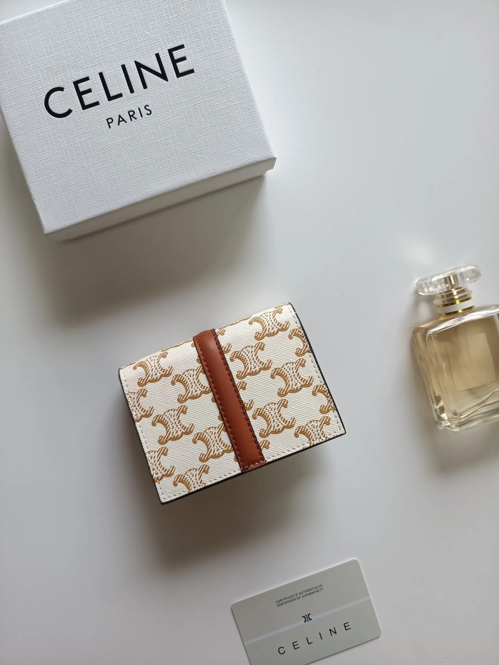 💰150, Celine's new card holder, TRIOMPHE flip card holder, classic pattern with plain microfiber inside, rotating lock closure, 1 thickened main compartment, 2 inner card slots. No.: 10M473 Size: 10.5x8.5x3 cm