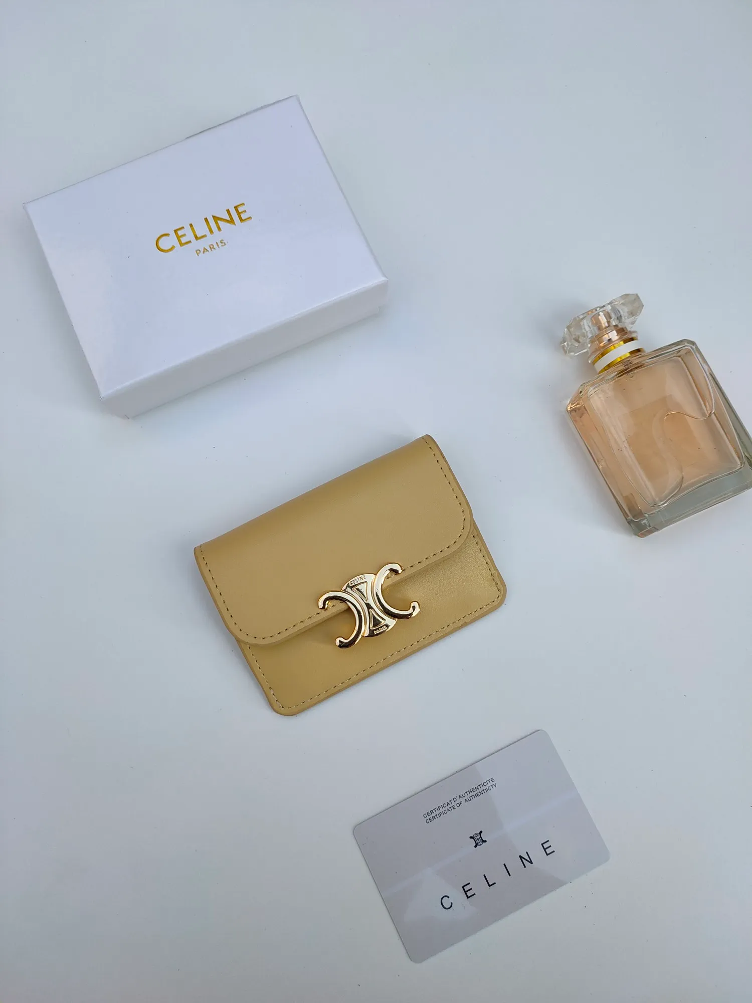￥110 CELINE’s latest TRIOMPHE leather flip card holder, gold finish, snap button closure, model number: 101583, size: 10.5*7cm