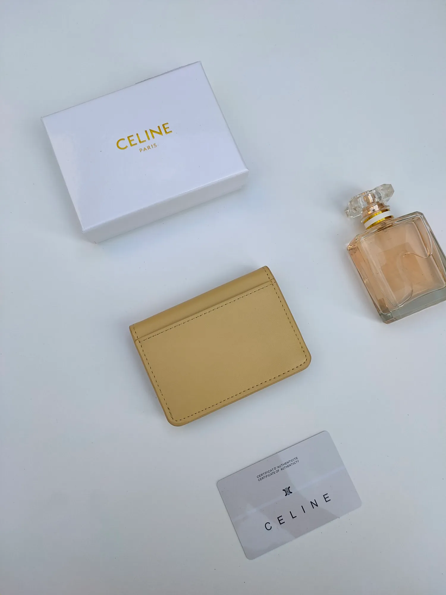 ￥110 CELINE’s latest TRIOMPHE leather flip card holder, gold finish, snap button closure, model number: 101583, size: 10.5*7cm