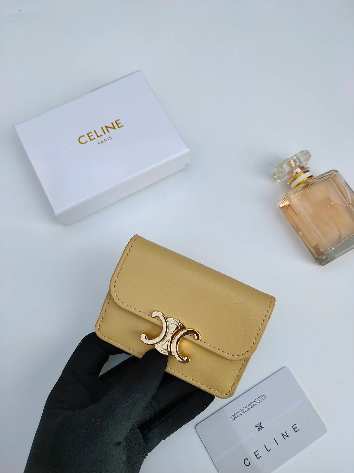 ￥110 CELINE’s latest TRIOMPHE leather flip card holder, gold finish, snap button closure, model number: 101583, size: 10.5*7cm