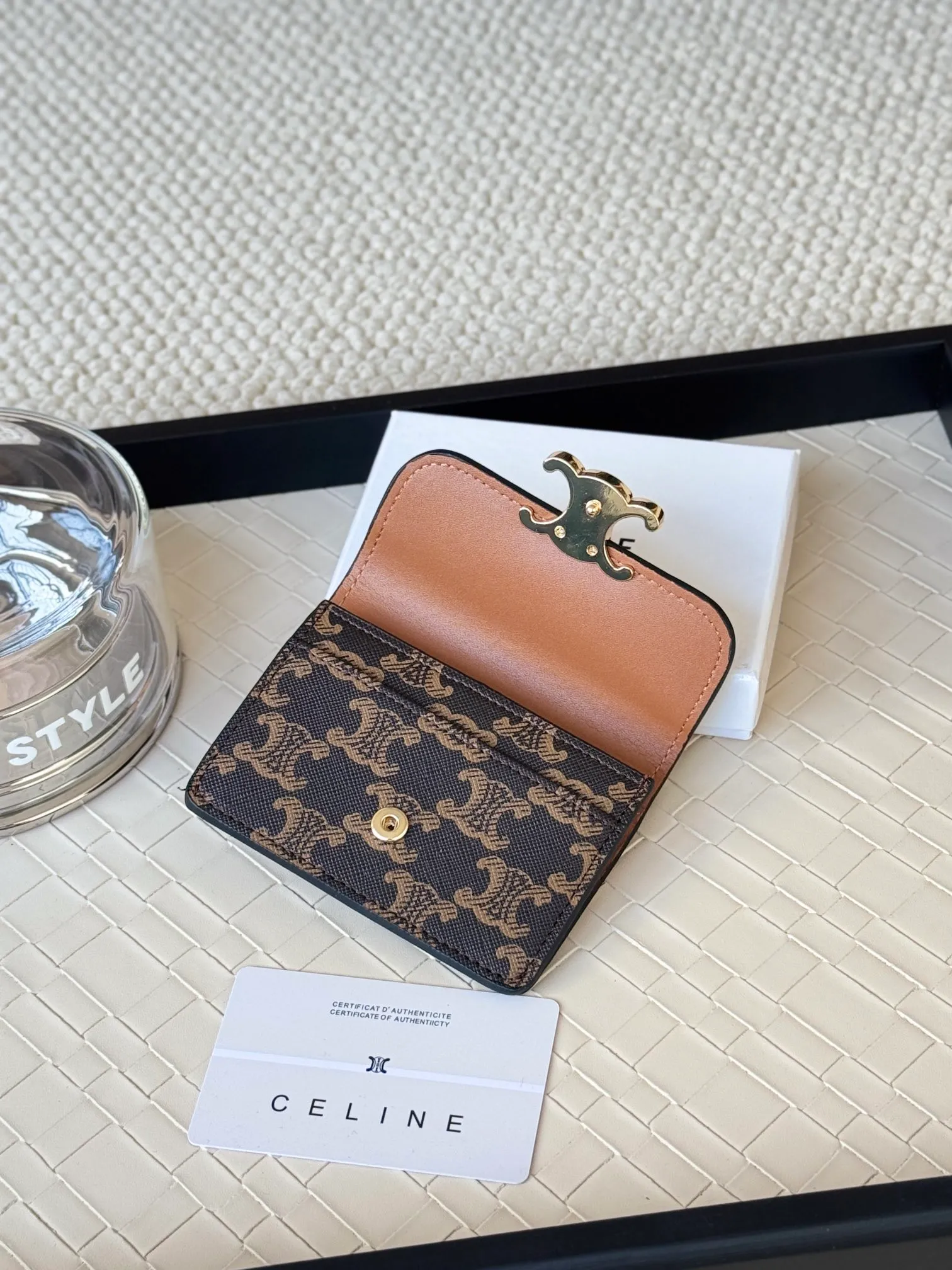 💰130 Celine's new card holder is online, ce's new classic card holder, with cow leather interior and triomphe snap closure, with 4 card slots inside and 1 outside card slot. It is easy to carry when going out, looks and wear-resistant, and is super light weight! Style number: 10L583 Size: 10.5x7x1cm