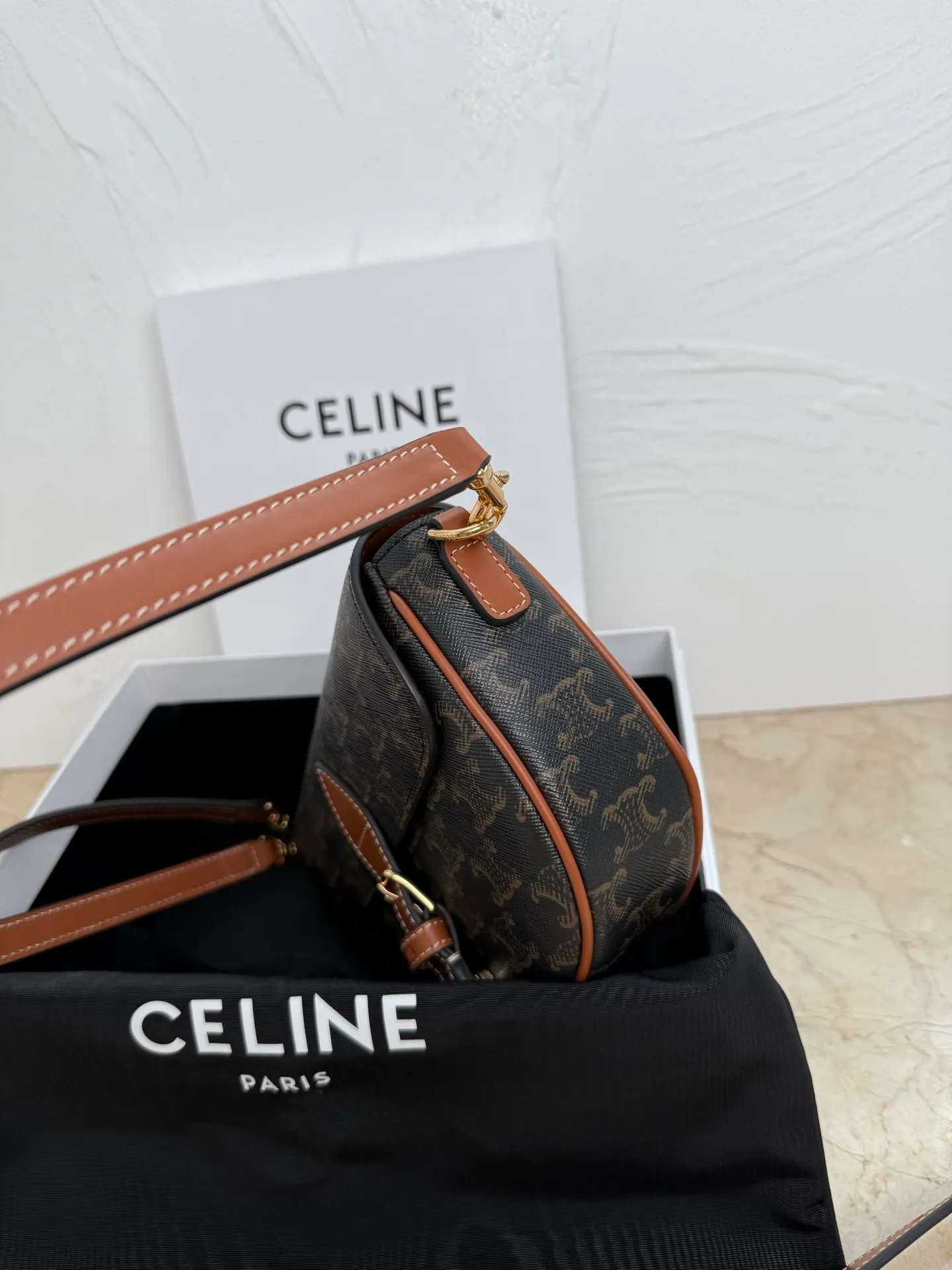 600. New product online 🅰️🅰️New Folco Saddle Bag Whether it is daily commuting, shopping dates or weekend outings, it can easily hold the scene. It is really hard not to be tempted by whoever carries it and looks good. 💓 Style number: 122652 Color: Presbyopia Size: 20x14x5cm (with original packaging)