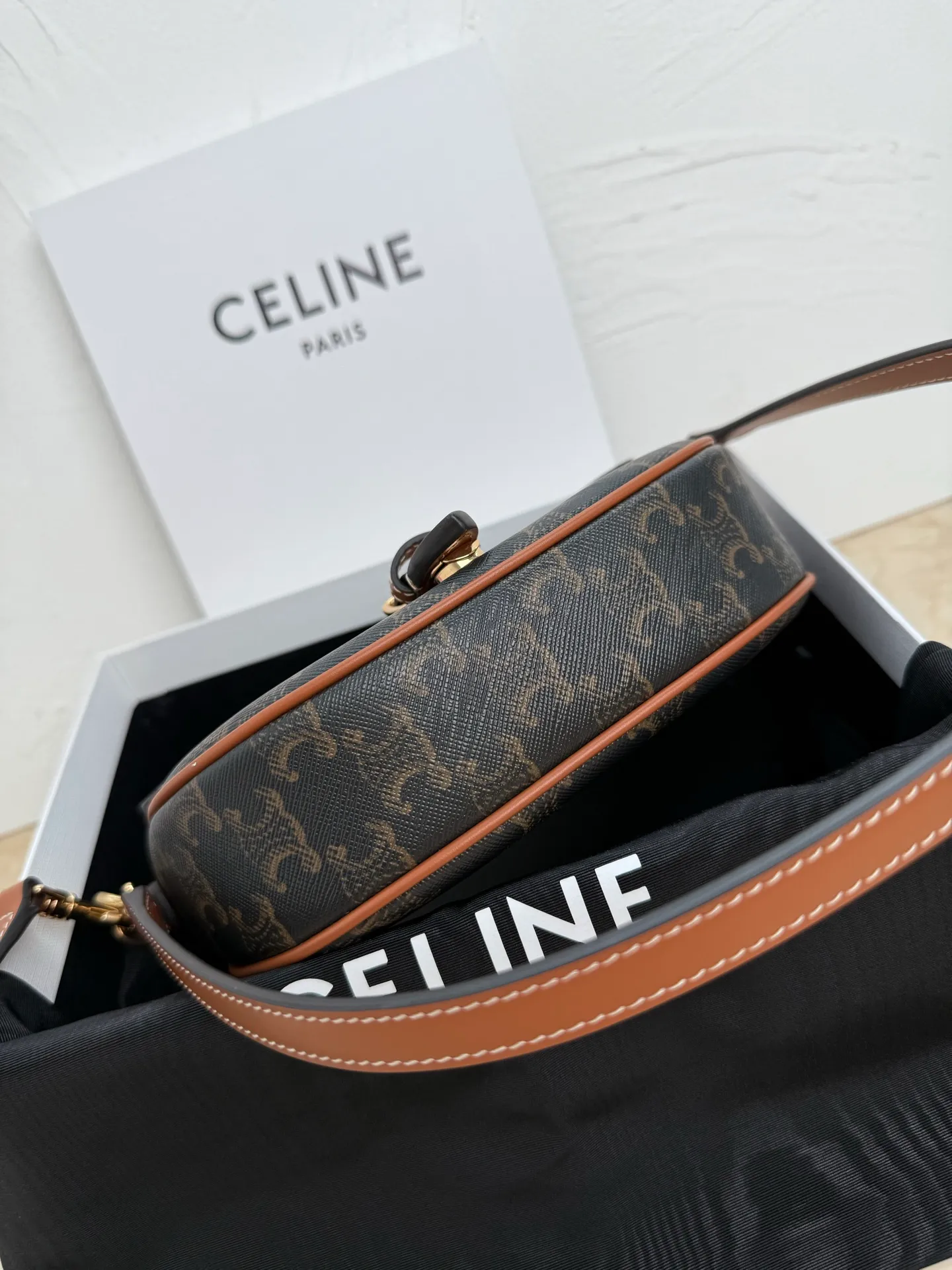600. New product online 🅰️🅰️New Folco Saddle Bag Whether it is daily commuting, shopping dates or weekend outings, it can easily hold the scene. It is really hard not to be tempted by whoever carries it and looks good. 💓 Style number: 122652 Color: Presbyopia Size: 20x14x5cm (with original packaging)