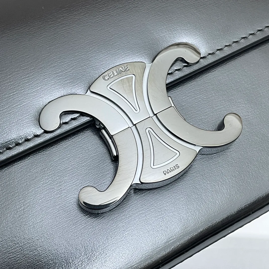 TRIOMPHE shiny cow leather chain shoulder bag Brand new TRIOMPHE chain shoulder bag ◽️◾️The Arc de Triomphe metal lock buckle is super textured Small and exquisite bag style Versatile for daily use without being obtrusive Paired with black metal chain, perfect sense of luxury ~ Cowhide + sheepskin lining Shoulder bag with TRIOMPHE metal texture lock Model: 197993 Size: 20.5 X 10.5 X 4cm🌺🌺🌺
