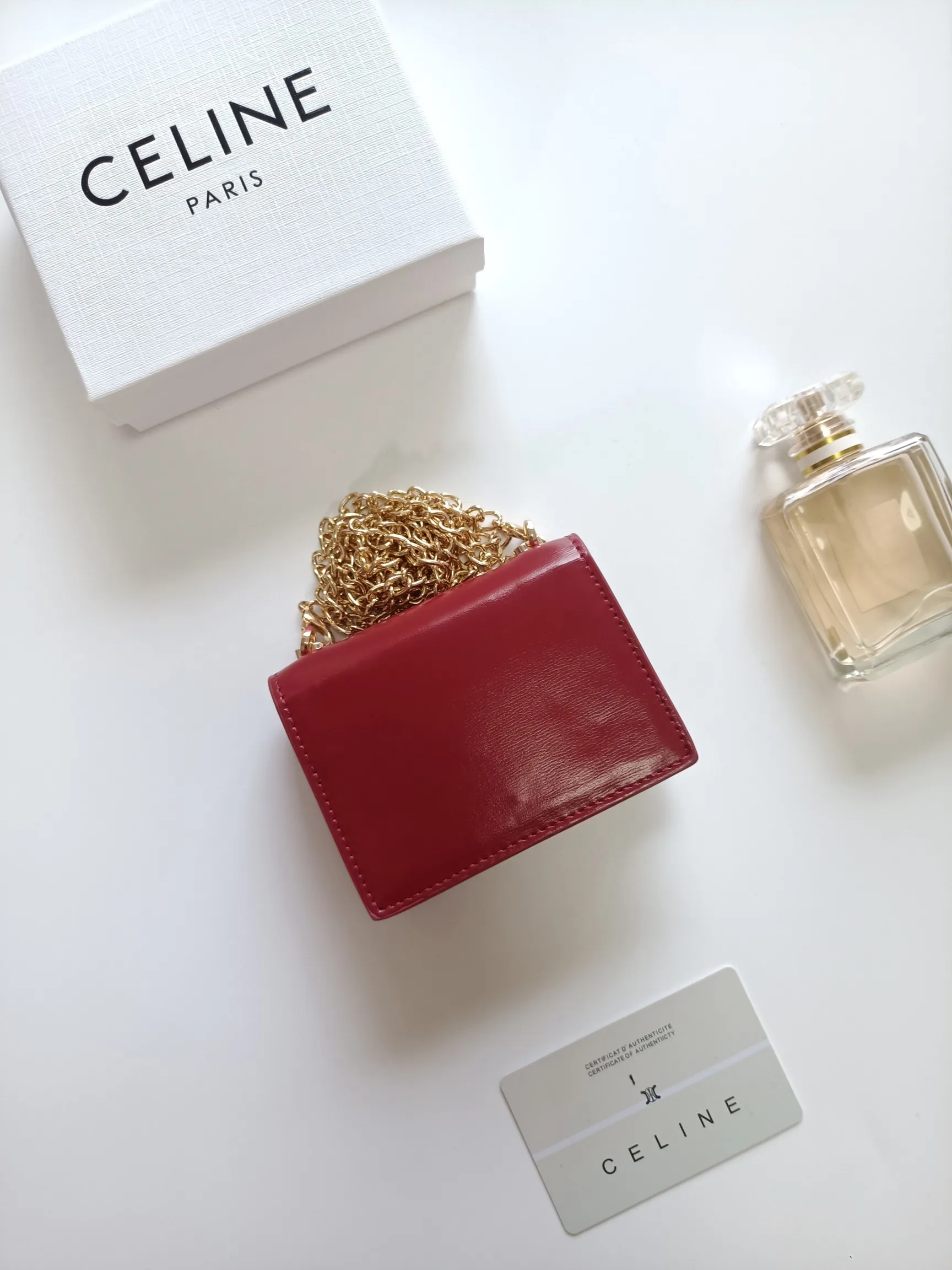 💰160 Celine's new chain TRIOMPHE business card bag, which can be worn cross-body, has a classic pattern with plain microfiber on the inside, gold-finished TRIOMPHE metal snap closure, 1 thickened main compartment, and 3 inner card slots. No.: 10N062 Size: 10.5x8.5x3 cm