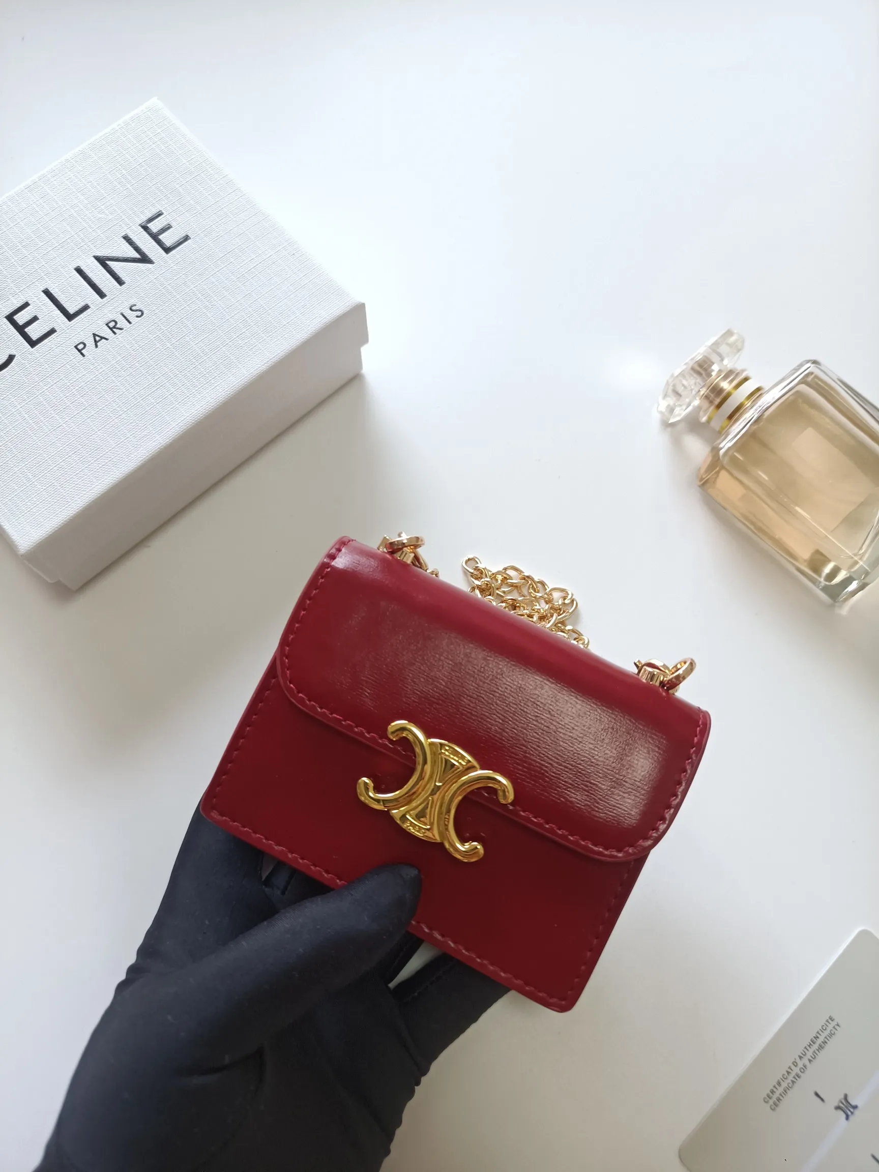 💰160 Celine's new chain TRIOMPHE business card bag, which can be worn cross-body, has a classic pattern with plain microfiber on the inside, gold-finished TRIOMPHE metal snap closure, 1 thickened main compartment, and 3 inner card slots. No.: 10N062 Size: 10.5x8.5x3 cm
