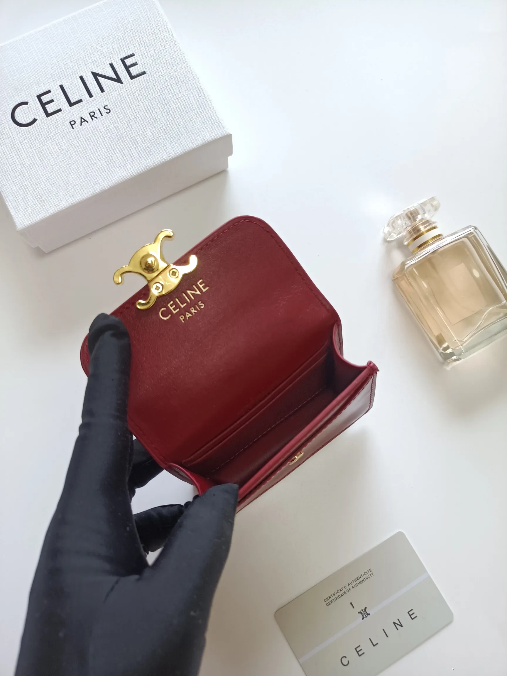 💰160 Celine's new chain TRIOMPHE business card bag, which can be worn cross-body, has a classic pattern with plain microfiber on the inside, gold-finished TRIOMPHE metal snap closure, 1 thickened main compartment, and 3 inner card slots. No.: 10N062 Size: 10.5x8.5x3 cm