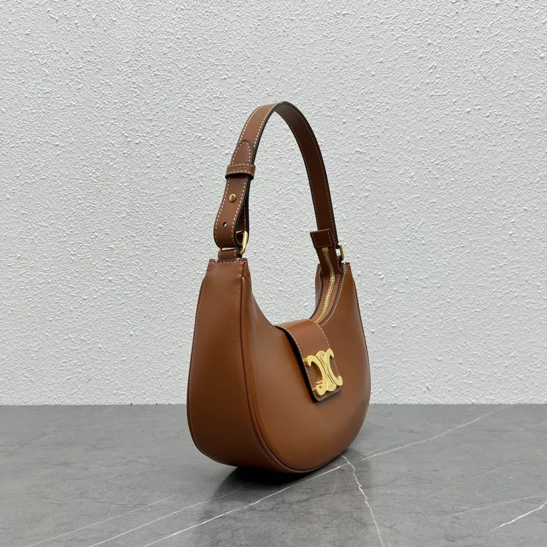 2023 new style💕TRIOMPHE CANVAS logo printed AVA armpit bag Cow leather lining: cow leather/fabric, gold shoulder and hand zipper closure leather flap with TRIOMPHE magnetic buckle 1 inner flat pocket Adjustable shoulder strap, minimum length 8 inches (22 cm), maximum length 9 inches (23 cm) Number: 114493DGQ.38NO Size: (23 X 13.5 X 6 cm)