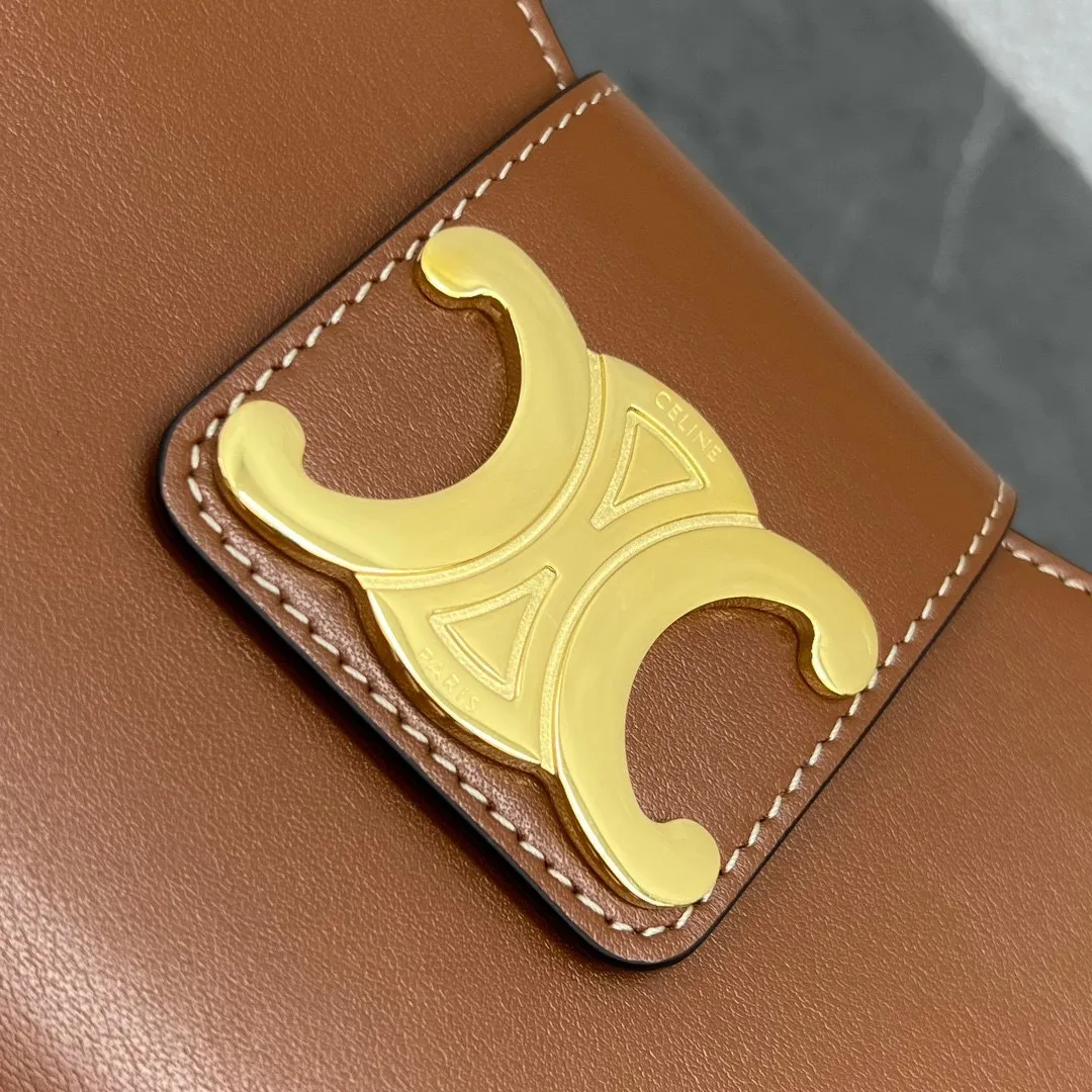 2023 new style💕TRIOMPHE CANVAS logo printed AVA armpit bag Cow leather lining: cow leather/fabric, gold shoulder and hand zipper closure leather flap with TRIOMPHE magnetic buckle 1 inner flat pocket Adjustable shoulder strap, minimum length 8 inches (22 cm), maximum length 9 inches (23 cm) Number: 114493DGQ.38NO Size: (23 X 13.5 X 6 cm)