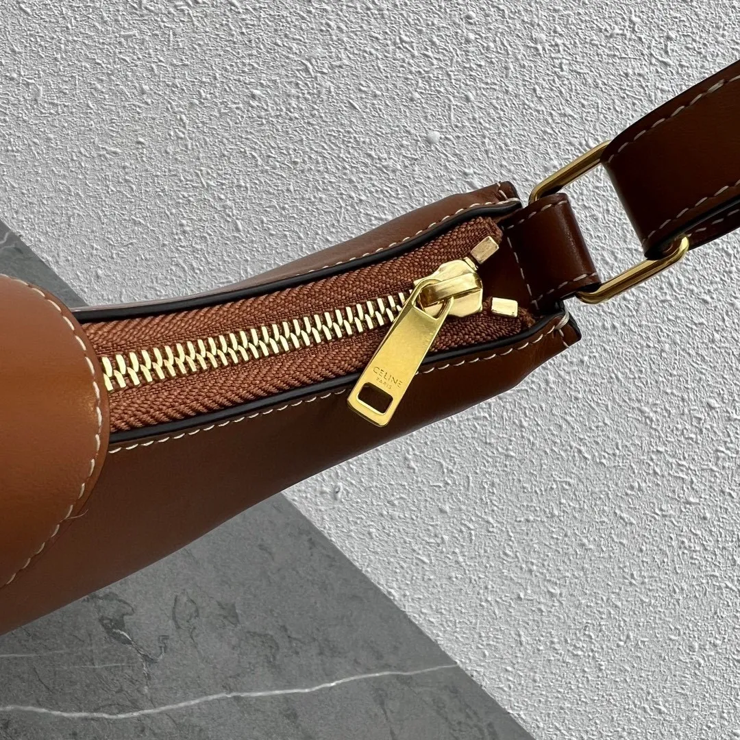 2023 new style💕TRIOMPHE CANVAS logo printed AVA armpit bag Cow leather lining: cow leather/fabric, gold shoulder and hand zipper closure leather flap with TRIOMPHE magnetic buckle 1 inner flat pocket Adjustable shoulder strap, minimum length 8 inches (22 cm), maximum length 9 inches (23 cm) Number: 114493DGQ.38NO Size: (23 X 13.5 X 6 cm)
