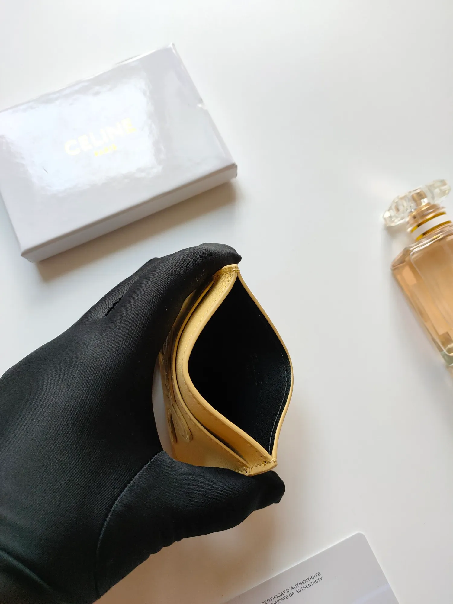￥90 CELINE's new embossed logo card holder, made of first-layer cowhide, two card slots + one middle pocket. Style number: 10B703 Size: 10.5 X 7cm
