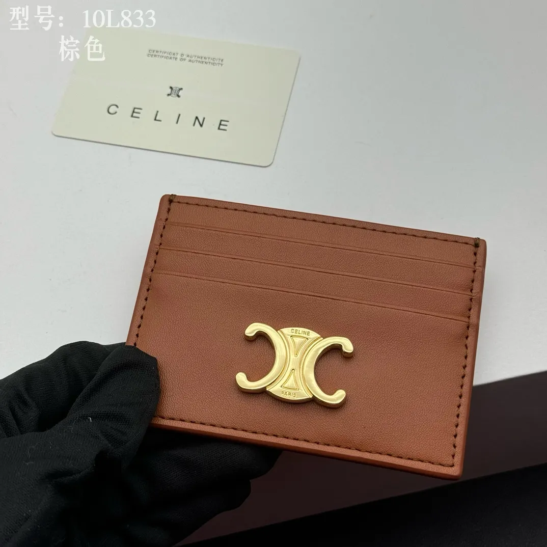 💰90 💎Top quality high version calf leather 💌 𝗖𝗘𝗟𝗜𝗡𝗘 | 𝗧𝗥𝗜𝗢𝗠𝗣𝗛𝗘 Arc de Triomphe small card holder 〰️ Celine's new embossed logo card holder, made of first-layer cowhide, two card slots + one middle pocket. Style number: 10L833 Size: 10.5×7cm