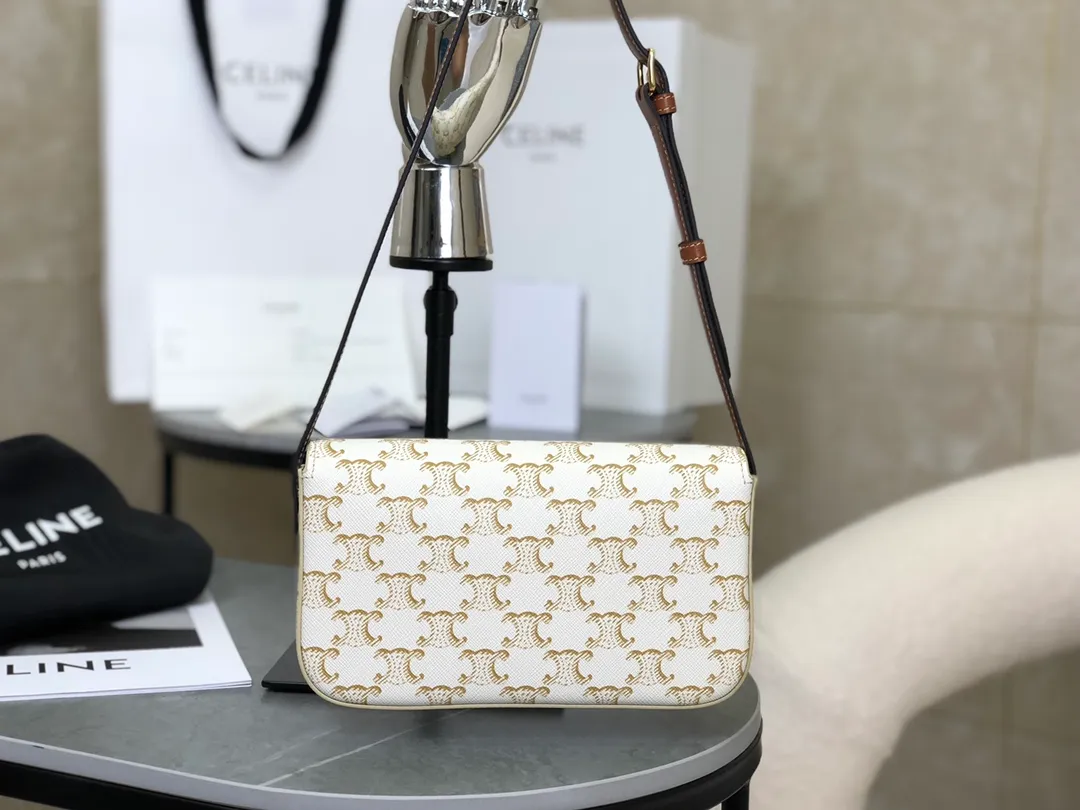 💰 1320 Top products in the market 𝗖𝗘𝗟𝗜𝗡𝗘 | 𝗧𝗿𝗶𝗼𝗺𝗽𝗵𝗲 𝗦𝗵𝗼𝘂𝗹𝗱𝗲𝗿 𝗕𝗮𝗴 Arc de Triomphe armpit bag〰️ The wind of Arc de Triomphe is blowing so fiercely, it’s great to have a popular one❕ White presbyopia➕Golden Arc de Triomphe➕Brown shoulder strap. The color matching is perfect🤍 It directly touches my heart! The top is really stunning, retro and fashionable, salty or sweet, refreshing, durable and high-end 🌬 I really love it. It’s worth paying to own it right away! ! Although it is small, it has a large capacity⤴︎ 𝑠　𝑧𝑒: 𝟮𝟬*𝟭𝟬*𝟰𝒄𝒎 Model: 194142 / Presbyopic model