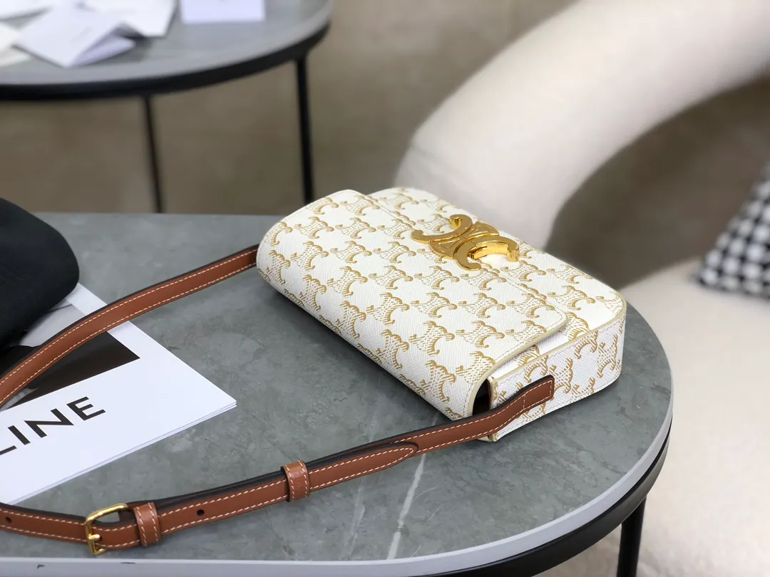 💰 1320 Top products in the market 𝗖𝗘𝗟𝗜𝗡𝗘 | 𝗧𝗿𝗶𝗼𝗺𝗽𝗵𝗲 𝗦𝗵𝗼𝘂𝗹𝗱𝗲𝗿 𝗕𝗮𝗴 Arc de Triomphe armpit bag〰️ The wind of Arc de Triomphe is blowing so fiercely, it’s great to have a popular one❕ White presbyopia➕Golden Arc de Triomphe➕Brown shoulder strap. The color matching is perfect🤍 It directly touches my heart! The top is really stunning, retro and fashionable, salty or sweet, refreshing, durable and high-end 🌬 I really love it. It’s worth paying to own it right away! ! Although it is small, it has a large capacity⤴︎ 𝑠　𝑧𝑒: 𝟮𝟬*𝟭𝟬*𝟰𝒄𝒎 Model: 194142 / Presbyopic model