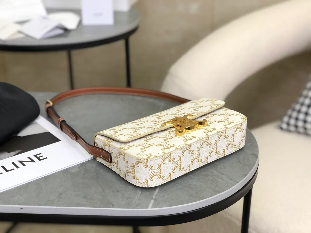 💰 1320 Top products in the market 𝗖𝗘𝗟𝗜𝗡𝗘 | 𝗧𝗿𝗶𝗼𝗺𝗽𝗵𝗲 𝗦𝗵𝗼𝘂𝗹𝗱𝗲𝗿 𝗕𝗮𝗴 Arc de Triomphe armpit bag〰️ The wind of Arc de Triomphe is blowing so fiercely, it’s great to have a popular one❕ White presbyopia➕Golden Arc de Triomphe➕Brown shoulder strap. The color matching is perfect🤍 It directly touches my heart! The top is really stunning, retro and fashionable, salty or sweet, refreshing, durable and high-end 🌬 I really love it. It’s worth paying to own it right away! ! Although it is small, it has a large capacity⤴︎ 𝑠　𝑧𝑒: 𝟮𝟬*𝟭𝟬*𝟰𝒄𝒎 Model: 194142 / Presbyopic model