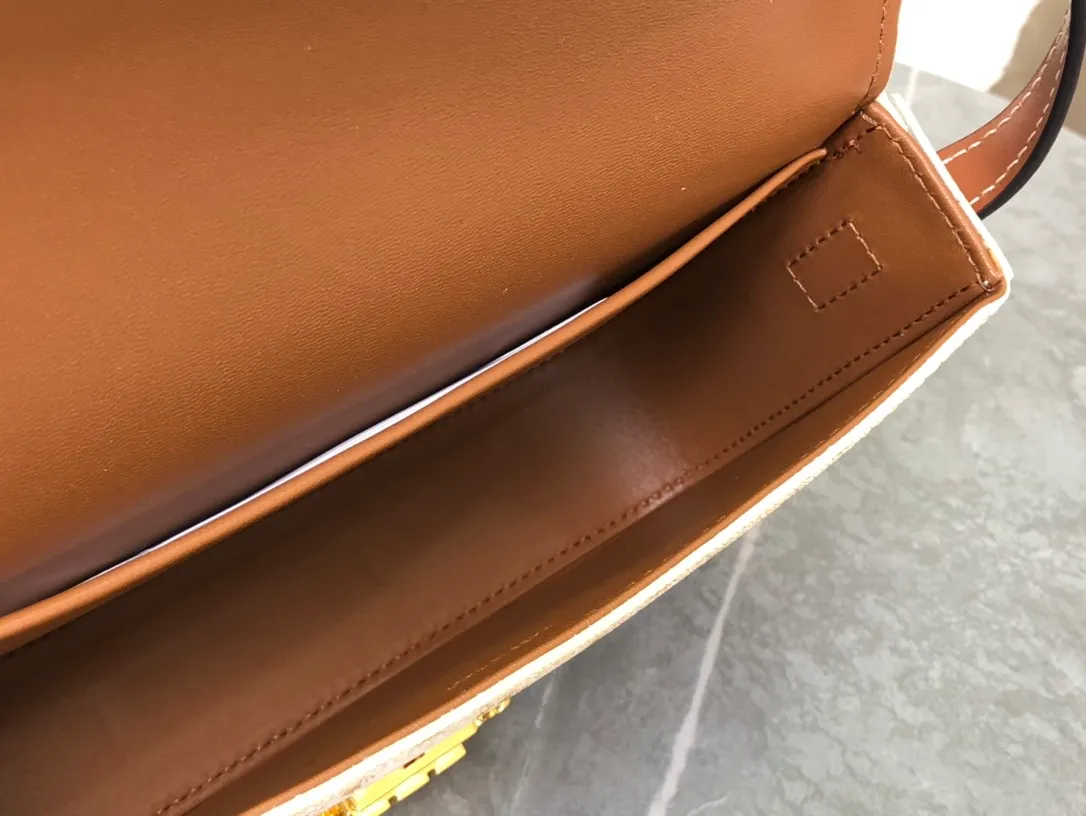💰 1320 Top products in the market 𝗖𝗘𝗟𝗜𝗡𝗘 | 𝗧𝗿𝗶𝗼𝗺𝗽𝗵𝗲 𝗦𝗵𝗼𝘂𝗹𝗱𝗲𝗿 𝗕𝗮𝗴 Arc de Triomphe armpit bag〰️ The wind of Arc de Triomphe is blowing so fiercely, it’s great to have a popular one❕ White presbyopia➕Golden Arc de Triomphe➕Brown shoulder strap. The color matching is perfect🤍 It directly touches my heart! The top is really stunning, retro and fashionable, salty or sweet, refreshing, durable and high-end 🌬 I really love it. It’s worth paying to own it right away! ! Although it is small, it has a large capacity⤴︎ 𝑠　𝑧𝑒: 𝟮𝟬*𝟭𝟬*𝟰𝒄𝒎 Model: 194142 / Presbyopic model