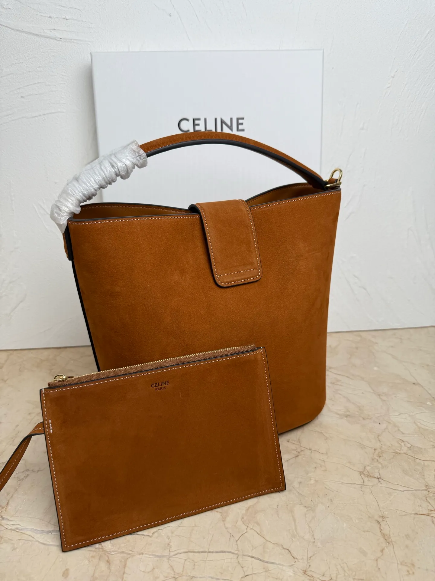 p1700CELINE LOUISE large cow leather handbag 24s new Louise bucket bag 🅰🅰🅰 Those who have planted 16 bucket bags before have a look 😍 This year, the lock of this Louise has added the Arc de Triomphe element, which enhances the recognition of this bucket bag and is more fashionable and refined. It can meet the three needs of hand carry / crossbody / shoulder carry and the capacity is very considerable Daily commuting/business trip/office is completely stress-free. If you like Baozi, rest assured~👏 Cow leather, sheep leather lining, gold finish, hand-held, shoulder and cross-body, leather flap with TRIOMPHE magnetic buckle, 1 inner detachable zipper pocket, detachable and adjustable shoulder strap, minimum length 50cm, maximum length 57cm Dimensions: 28 X 24 X 16 cm Number: 116613FX9.38NO