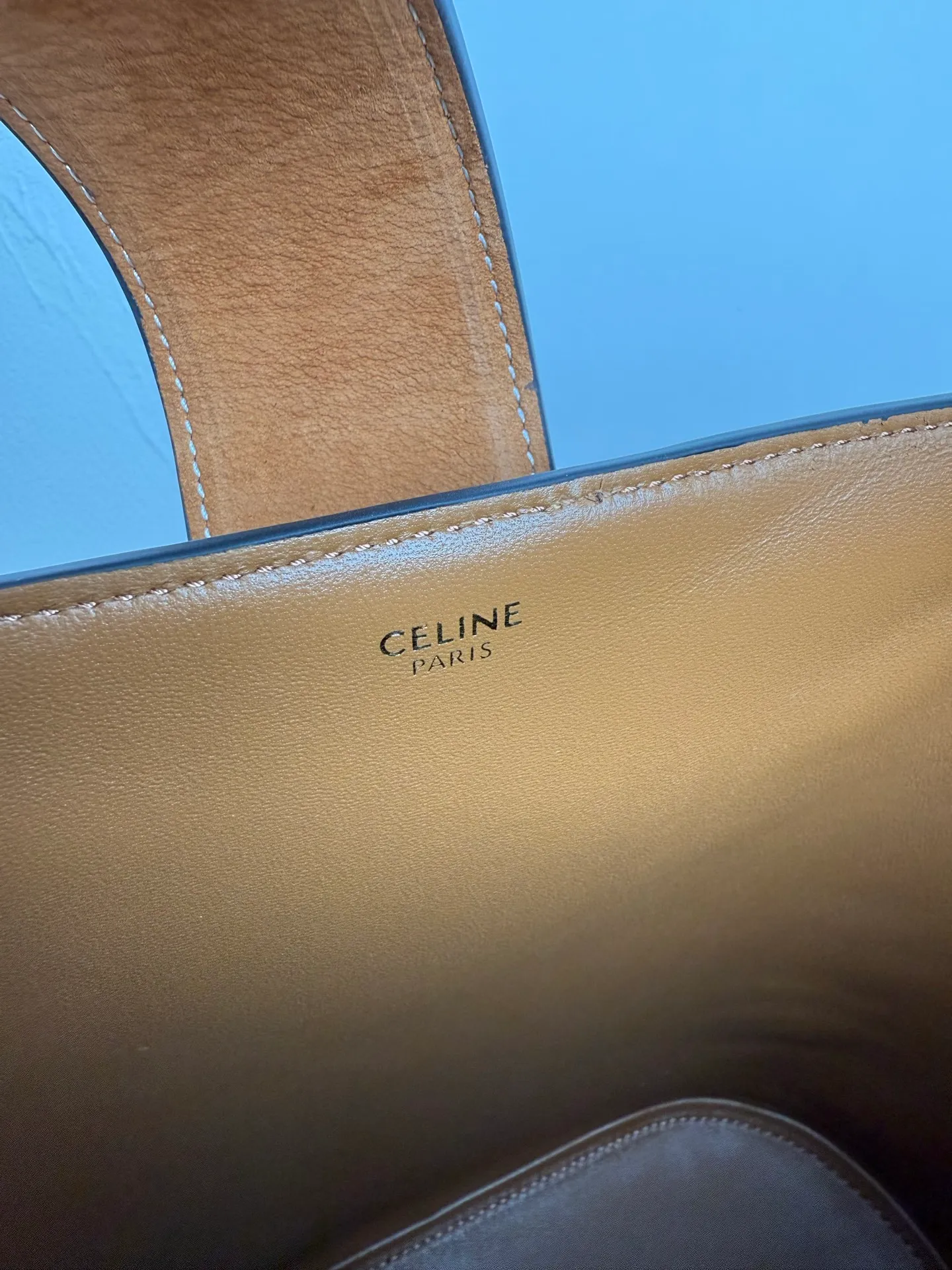p1700CELINE LOUISE large cow leather handbag 24s new Louise bucket bag 🅰🅰🅰 Those who have planted 16 bucket bags before have a look 😍 This year, the lock of this Louise has added the Arc de Triomphe element, which enhances the recognition of this bucket bag and is more fashionable and refined. It can meet the three needs of hand carry / crossbody / shoulder carry and the capacity is very considerable Daily commuting/business trip/office is completely stress-free. If you like Baozi, rest assured~👏 Cow leather, sheep leather lining, gold finish, hand-held, shoulder and cross-body, leather flap with TRIOMPHE magnetic buckle, 1 inner detachable zipper pocket, detachable and adjustable shoulder strap, minimum length 50cm, maximum length 57cm Dimensions: 28 X 24 X 16 cm Number: 116613FX9.38NO