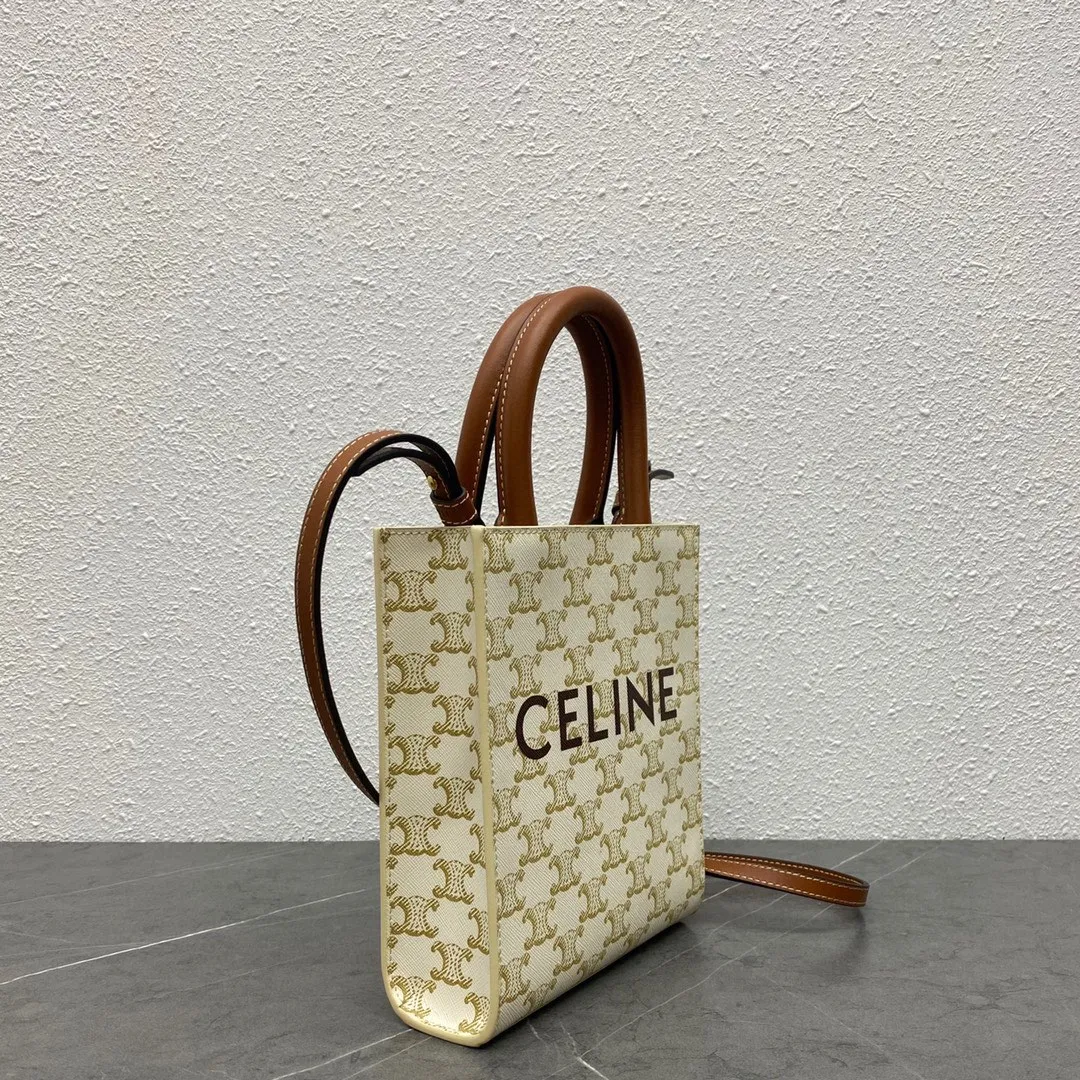 Triomphe Mini Tote 💯 Matched with the elf 〰️ It’s not too cute. It’s an irresistible charm for all Jimeis 🤳🏻 Style No.: 193302 Beige Yellow Crane Brown Size: 17-20-6