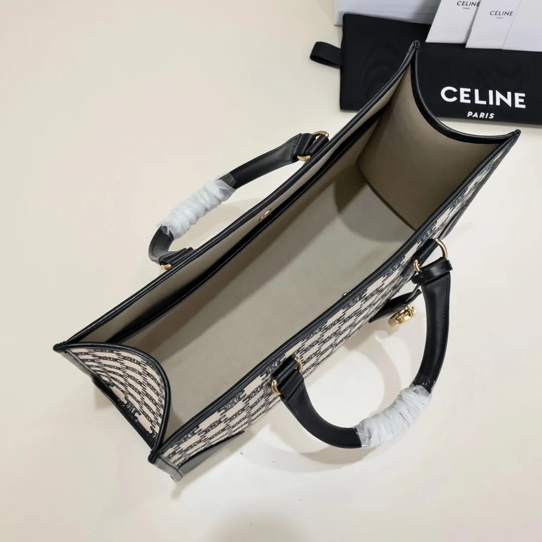 2023💕CABAS TRIOMPHE embroidered fabric cow leather horizontal mini handbag This model can hold tablets such as IPAD TRIOMPHE embroidered fabric, cow leather binding Fabric fabric lining Snap closure 1 main compartment 1 inner flat pocket Adjustable and removable leather shoulder strap 19 inches (47 cm) long Leather handle length 5 inches (12 cm) Style number: 110432 embroidery/black Dimensions: 33 X 22 X 12CM
