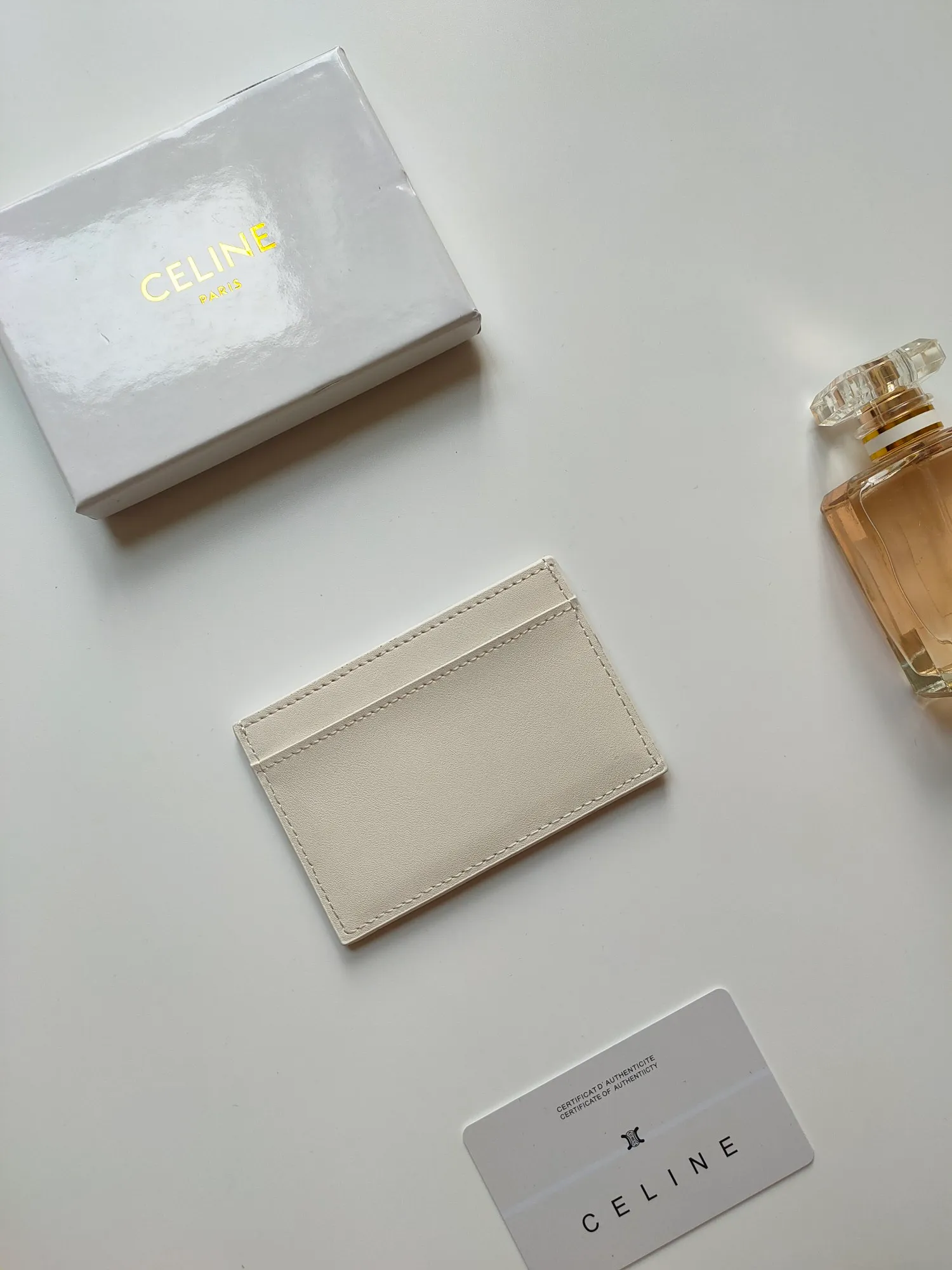 ￥90 CELINE's new embossed logo card holder, made of first-layer cowhide, two card slots + one middle pocket. Style number: 10B703 Size: 10.5 X 7cm