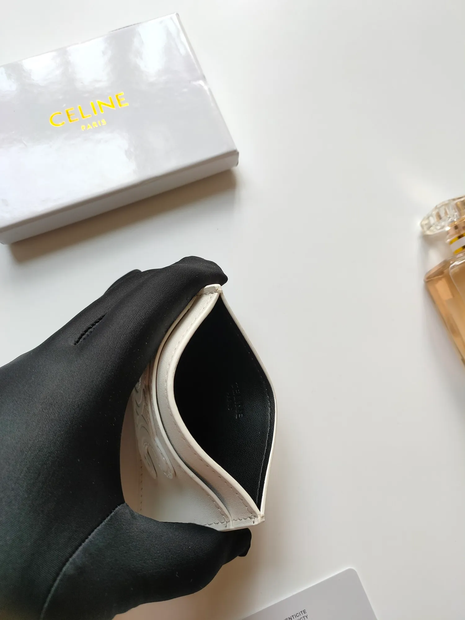 ￥90 CELINE's new embossed logo card holder, made of first-layer cowhide, two card slots + one middle pocket. Style number: 10B703 Size: 10.5 X 7cm