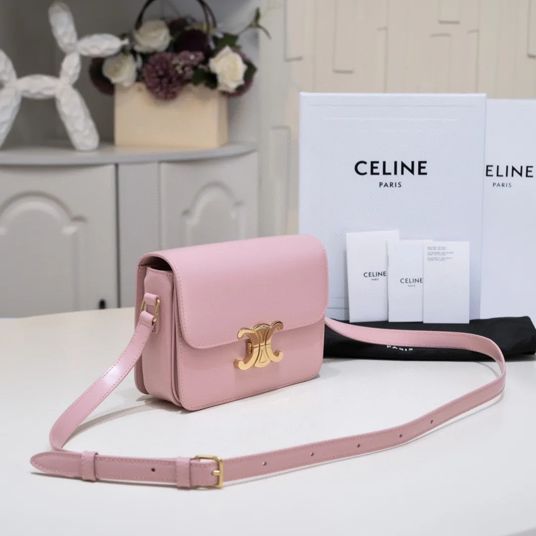 C * eline Triomphe small box leather, new color cherry blossom pink [hand scratch pattern] ➕ sheepskin lining. So beautiful. This bag is full of retro feel. The logo is inspired by the chains of the Arc de Triomphe in Paris. The inverted double C-shaped lock buckle is full of retro style. It can be carried on the shoulder or cross-body, with internal zipper pockets and flat pockets. 🉑️The adjustable wide shoulder strap design is more suitable and will not scratch your clothes. 🤔It is more refined and textured than the classic box. A little more cute than the large medium. Cowhide + sheepskin lining, with all-steel 5 gold.  Model 🔍188423. Dimensions: 18.5x14x6cm.