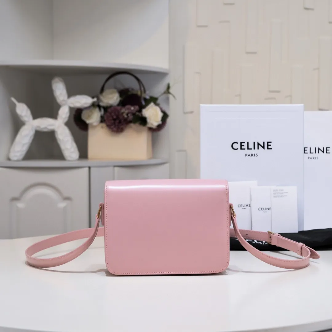 C * eline Triomphe small box leather, new color cherry blossom pink [hand scratch pattern] ➕ sheepskin lining. So beautiful. This bag is full of retro feel. The logo is inspired by the chains of the Arc de Triomphe in Paris. The inverted double C-shaped lock buckle is full of retro style. It can be carried on the shoulder or cross-body, with internal zipper pockets and flat pockets. 🉑️The adjustable wide shoulder strap design is more suitable and will not scratch your clothes. 🤔It is more refined and textured than the classic box. A little more cute than the large medium. Cowhide + sheepskin lining, with all-steel 5 gold.  Model 🔍188423. Dimensions: 18.5x14x6cm.