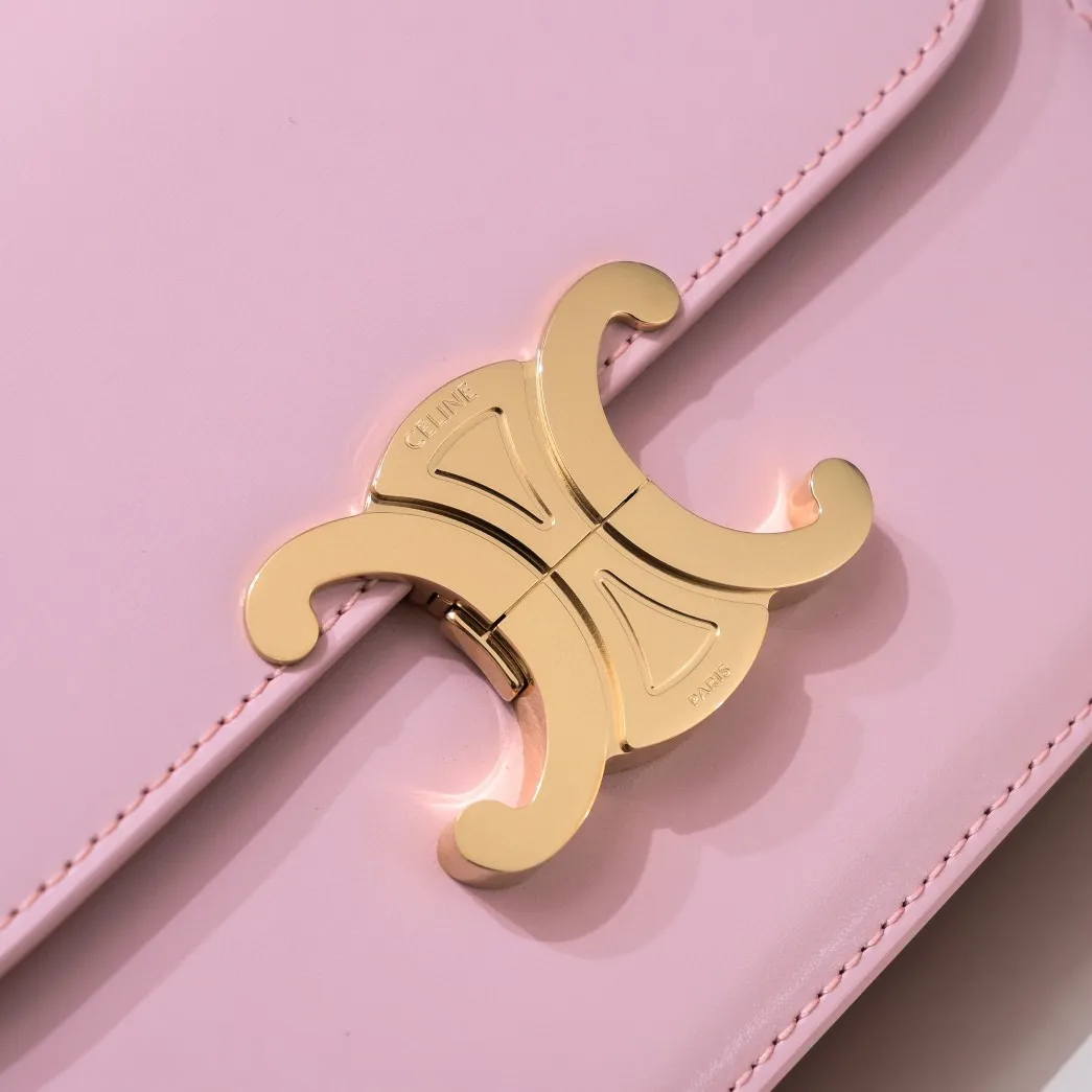 C * eline Triomphe small box leather, new color cherry blossom pink [hand scratch pattern] ➕ sheepskin lining. So beautiful. This bag is full of retro feel. The logo is inspired by the chains of the Arc de Triomphe in Paris. The inverted double C-shaped lock buckle is full of retro style. It can be carried on the shoulder or cross-body, with internal zipper pockets and flat pockets. 🉑️The adjustable wide shoulder strap design is more suitable and will not scratch your clothes. 🤔It is more refined and textured than the classic box. A little more cute than the large medium. Cowhide + sheepskin lining, with all-steel 5 gold.  Model 🔍188423. Dimensions: 18.5x14x6cm.